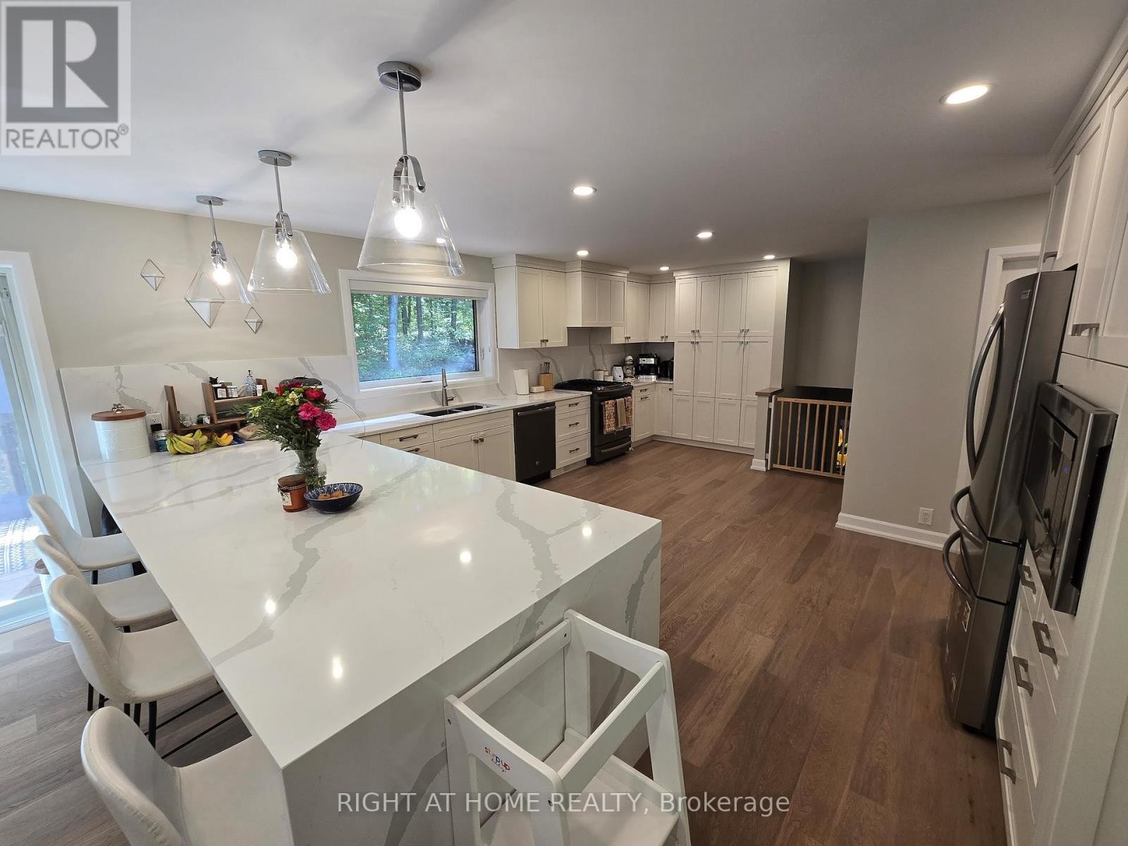 












11 WOODLAND CRESCENT

,
Oro-Medonte,




Ontario
L4M4Y8

