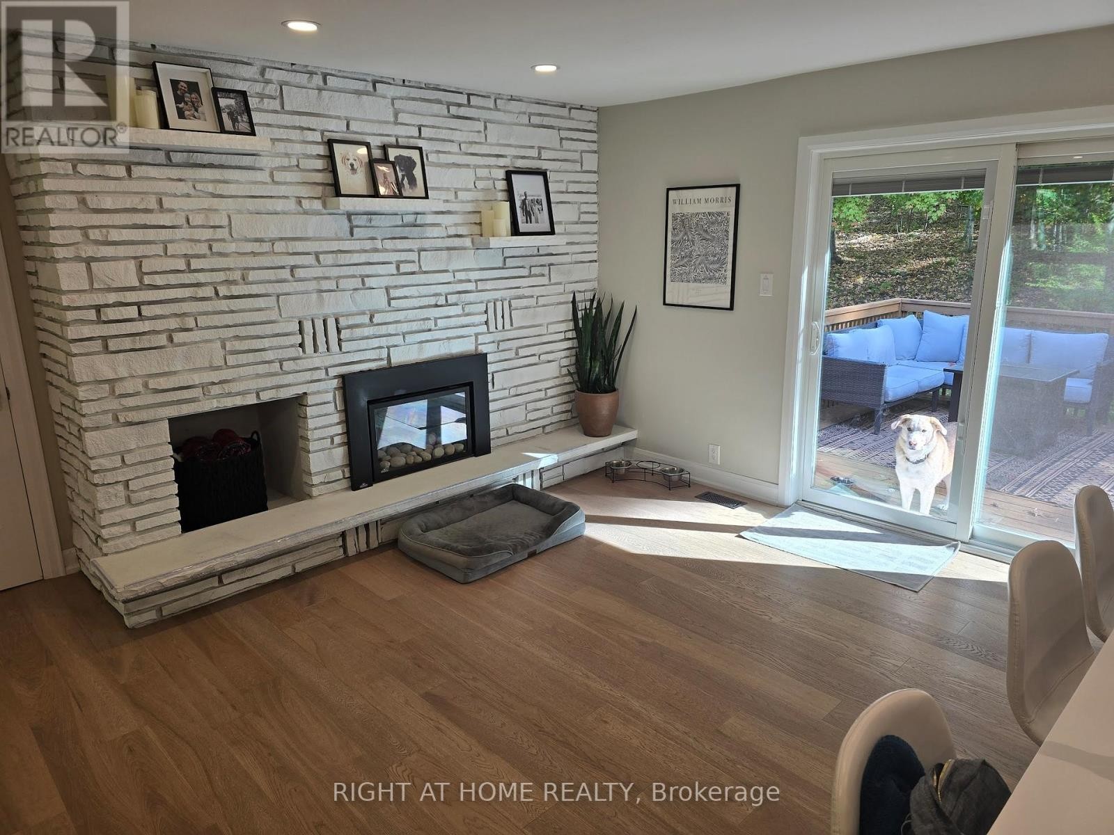 












11 WOODLAND CRESCENT

,
Oro-Medonte,




Ontario
L4M4Y8

