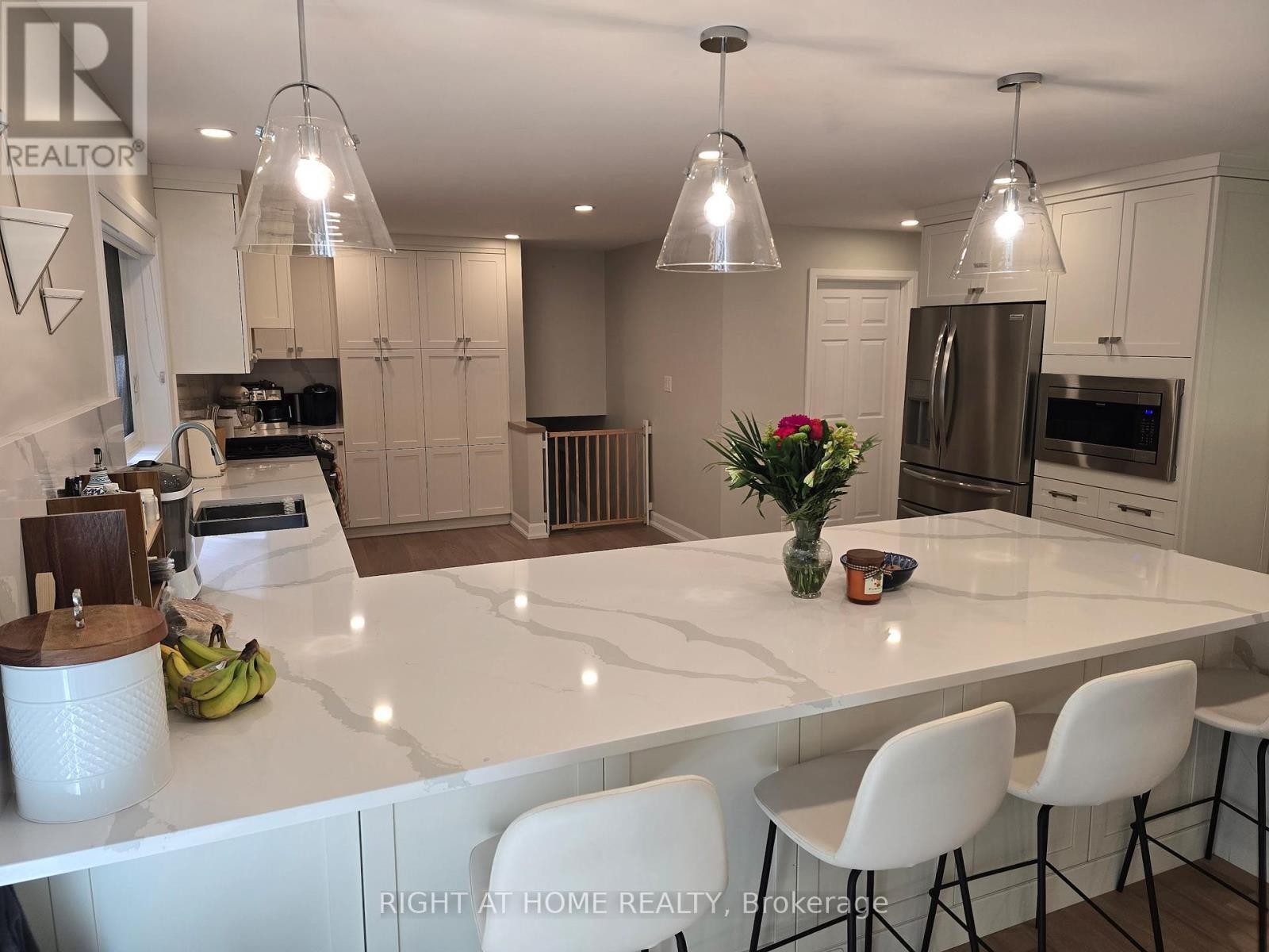 












11 WOODLAND CRESCENT

,
Oro-Medonte,




Ontario
L4M4Y8

