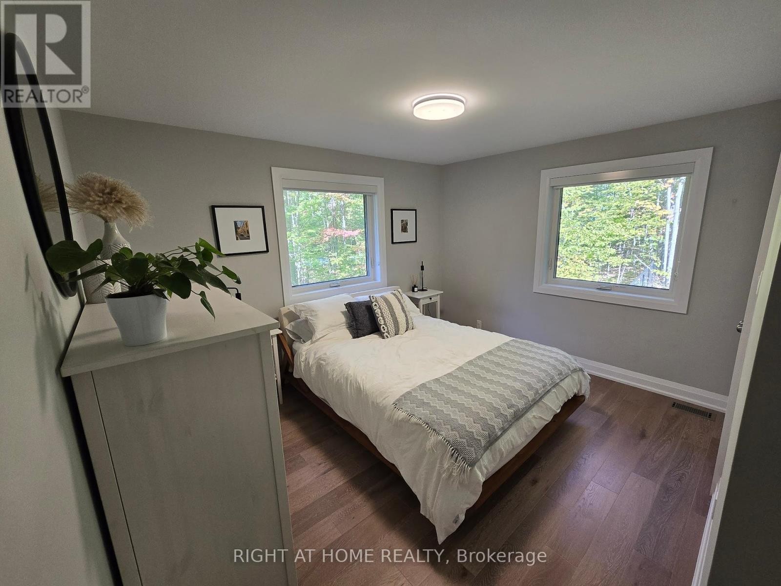 












11 WOODLAND CRESCENT

,
Oro-Medonte,




Ontario
L4M4Y8

