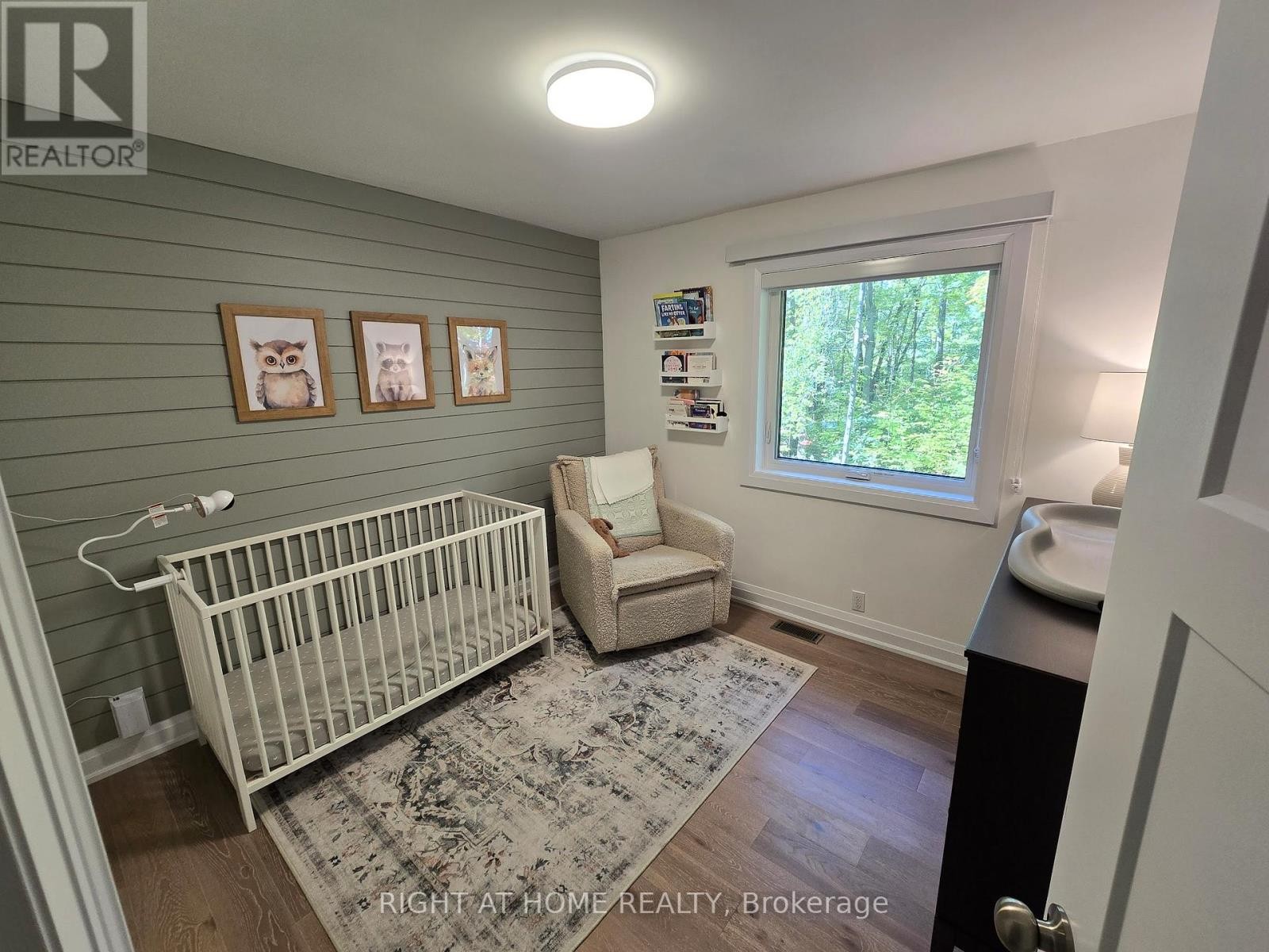 












11 WOODLAND CRESCENT

,
Oro-Medonte,




Ontario
L4M4Y8

