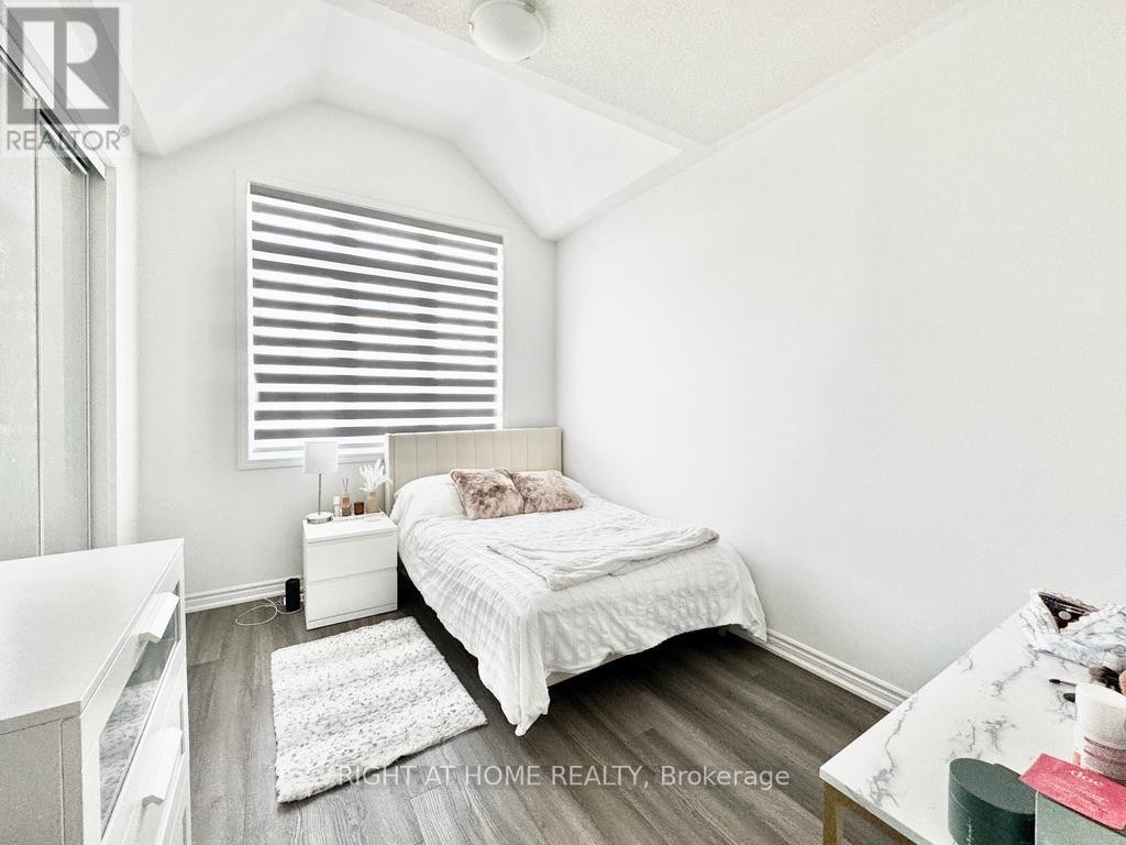 












UPPER - 61 SUZUKI STREET

,
Barrie,




Ontario
L9J0Y7

