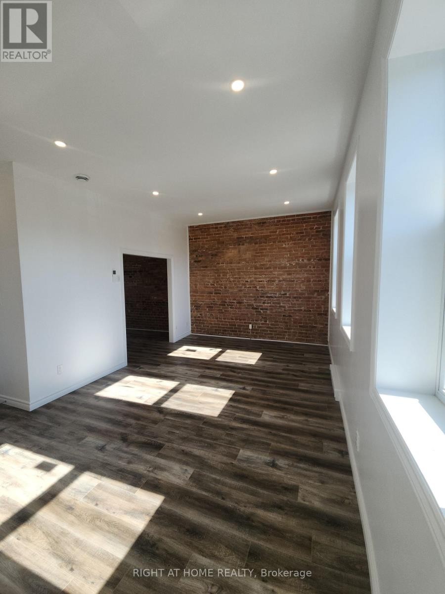 












201 - 9 QUEEN STREET W

,
Springwater (Elmvale),




Ontario
L0L1P0

