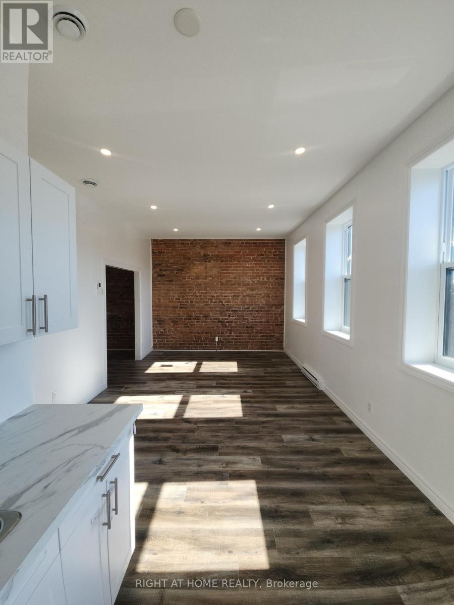 












201 - 9 QUEEN STREET W

,
Springwater (Elmvale),




Ontario
L0L1P0

