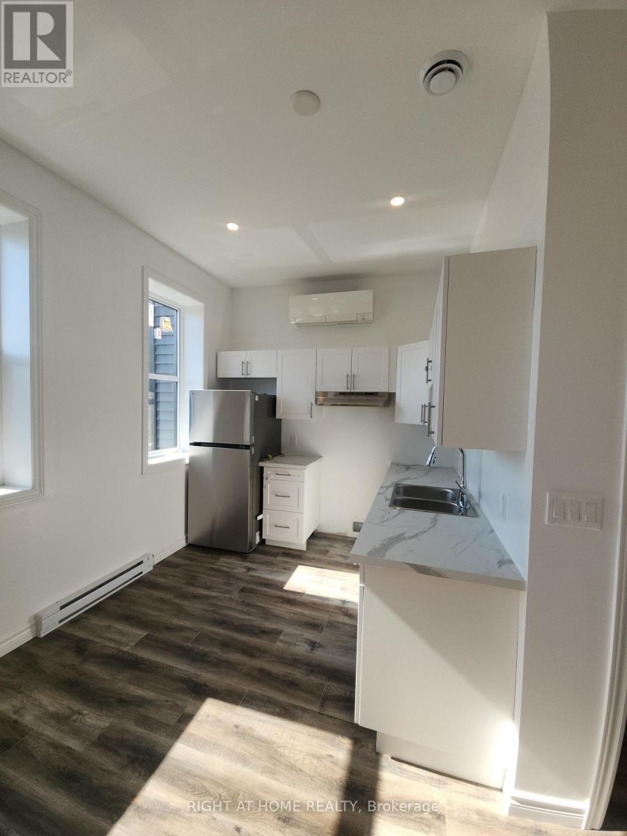 












201 - 9 QUEEN STREET W

,
Springwater (Elmvale),




Ontario
L0L1P0

