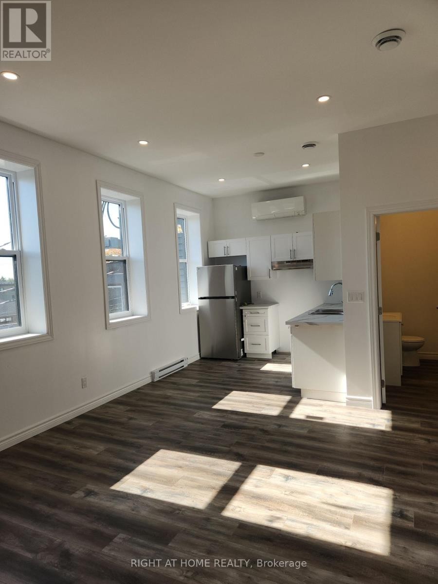












201 - 9 QUEEN STREET W

,
Springwater (Elmvale),




Ontario
L0L1P0

