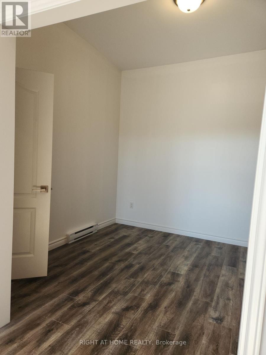 












201 - 9 QUEEN STREET W

,
Springwater (Elmvale),




Ontario
L0L1P0

