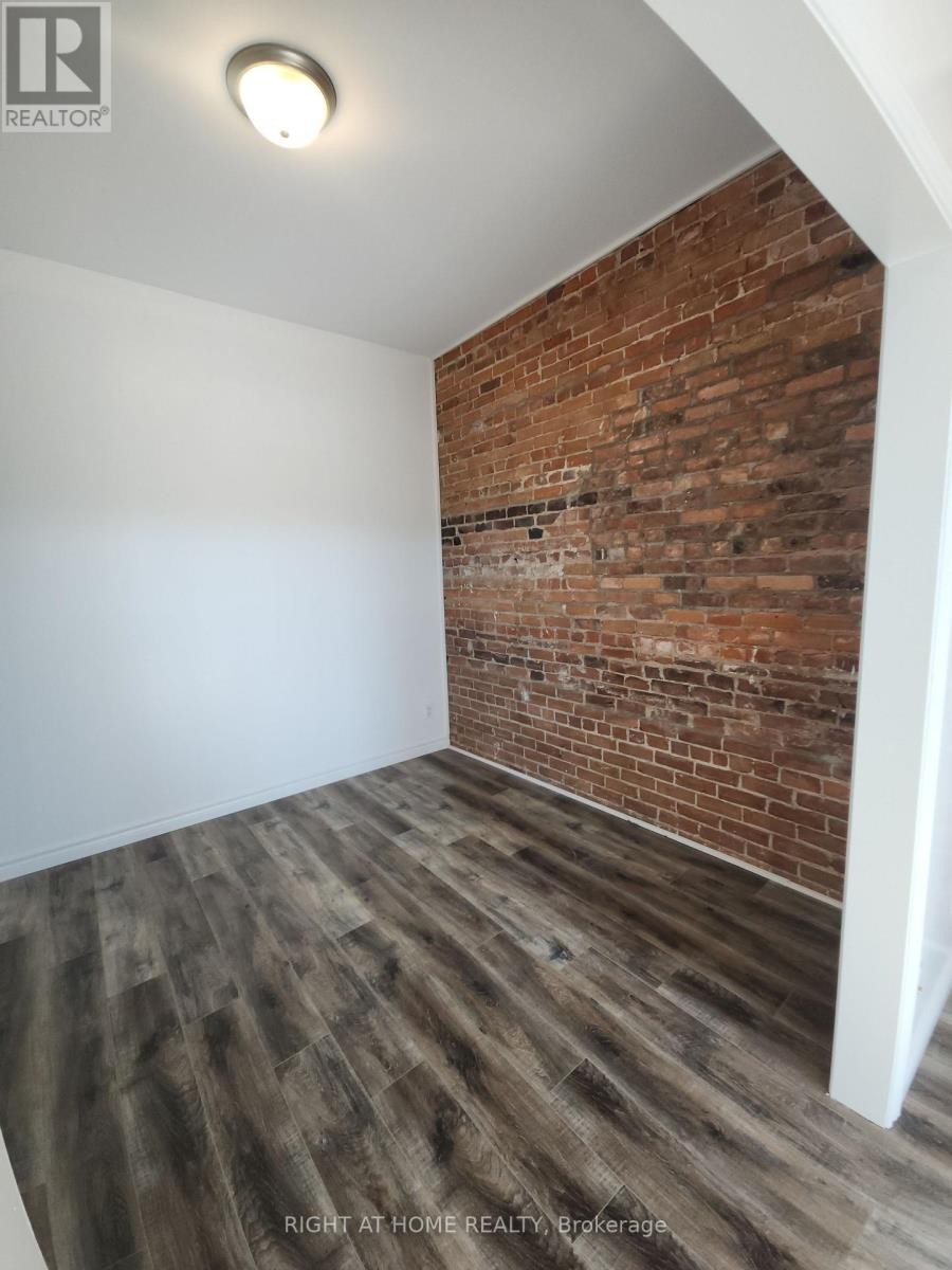 












201 - 9 QUEEN STREET W

,
Springwater (Elmvale),




Ontario
L0L1P0


