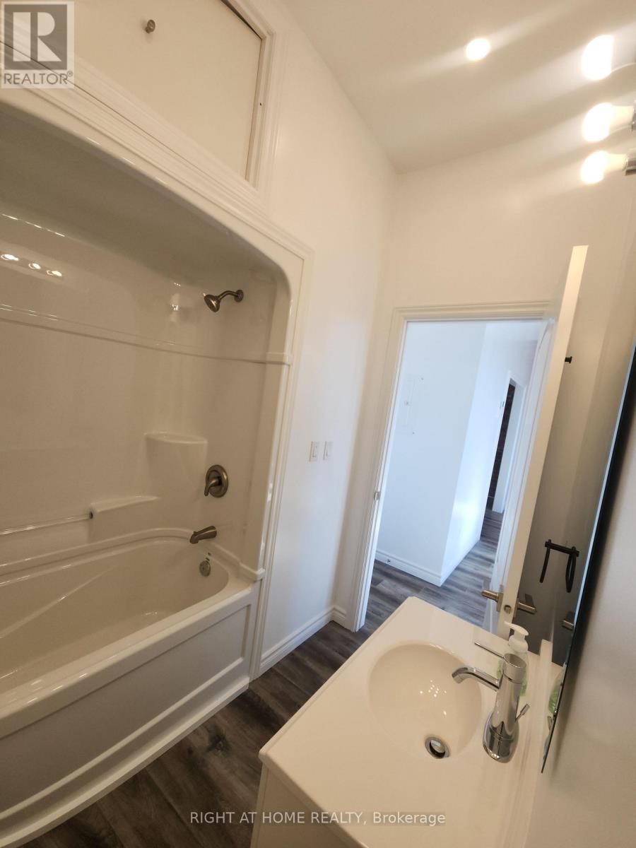 












201 - 9 QUEEN STREET W

,
Springwater (Elmvale),




Ontario
L0L1P0

