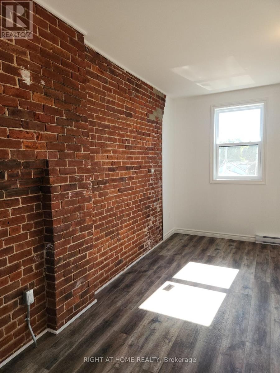 












203 - 9 QUEEN STREET W

,
Springwater (Elmvale),




Ontario
L0L1P0

