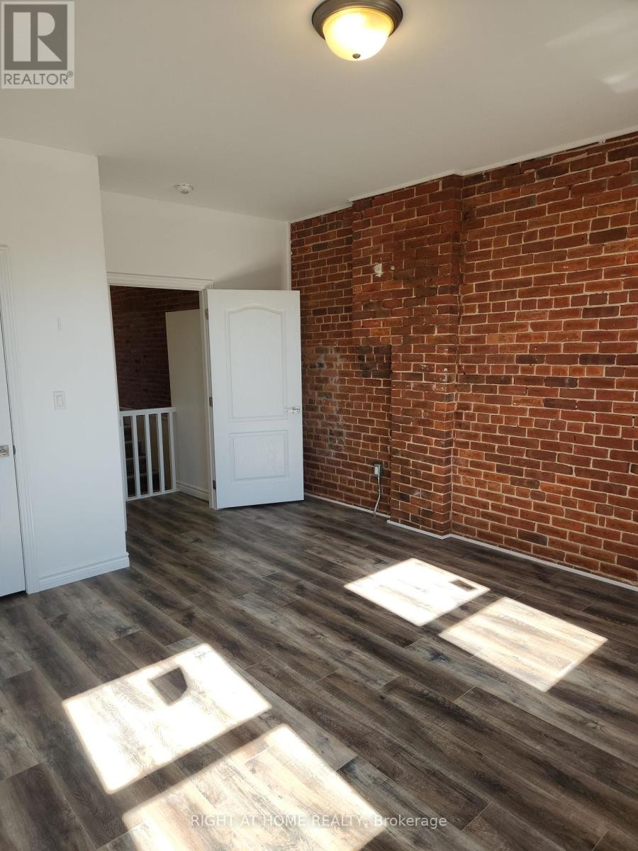 












203 - 9 QUEEN STREET W

,
Springwater (Elmvale),




Ontario
L0L1P0

