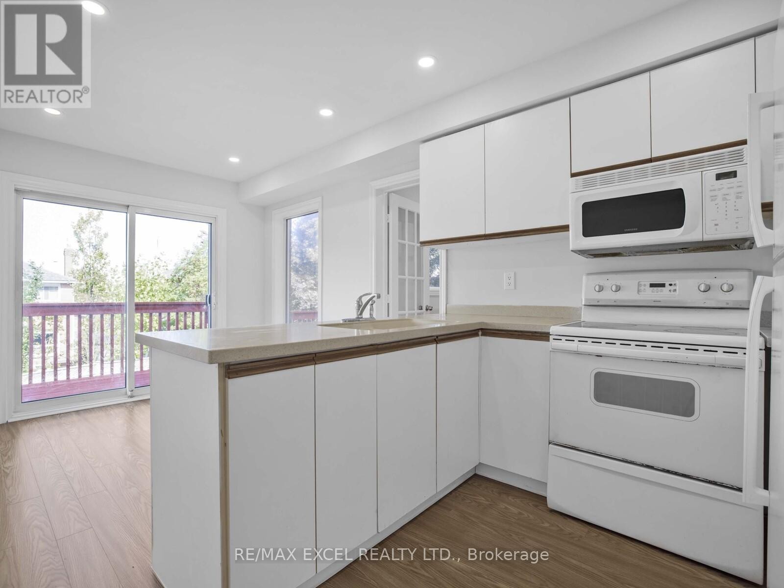 












25 GOLDEN MEADOW ROAD

,
Barrie (Bayshore),




Ontario
L4N7E6

