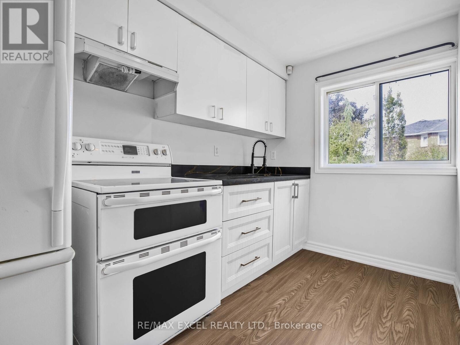 












25 GOLDEN MEADOW ROAD

,
Barrie (Bayshore),




Ontario
L4N7E6


