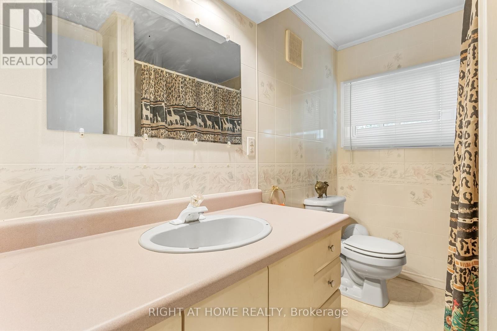 












3 CARRUTHERS STREET S

,
Wasaga Beach,




Ontario
L9Z1K2

