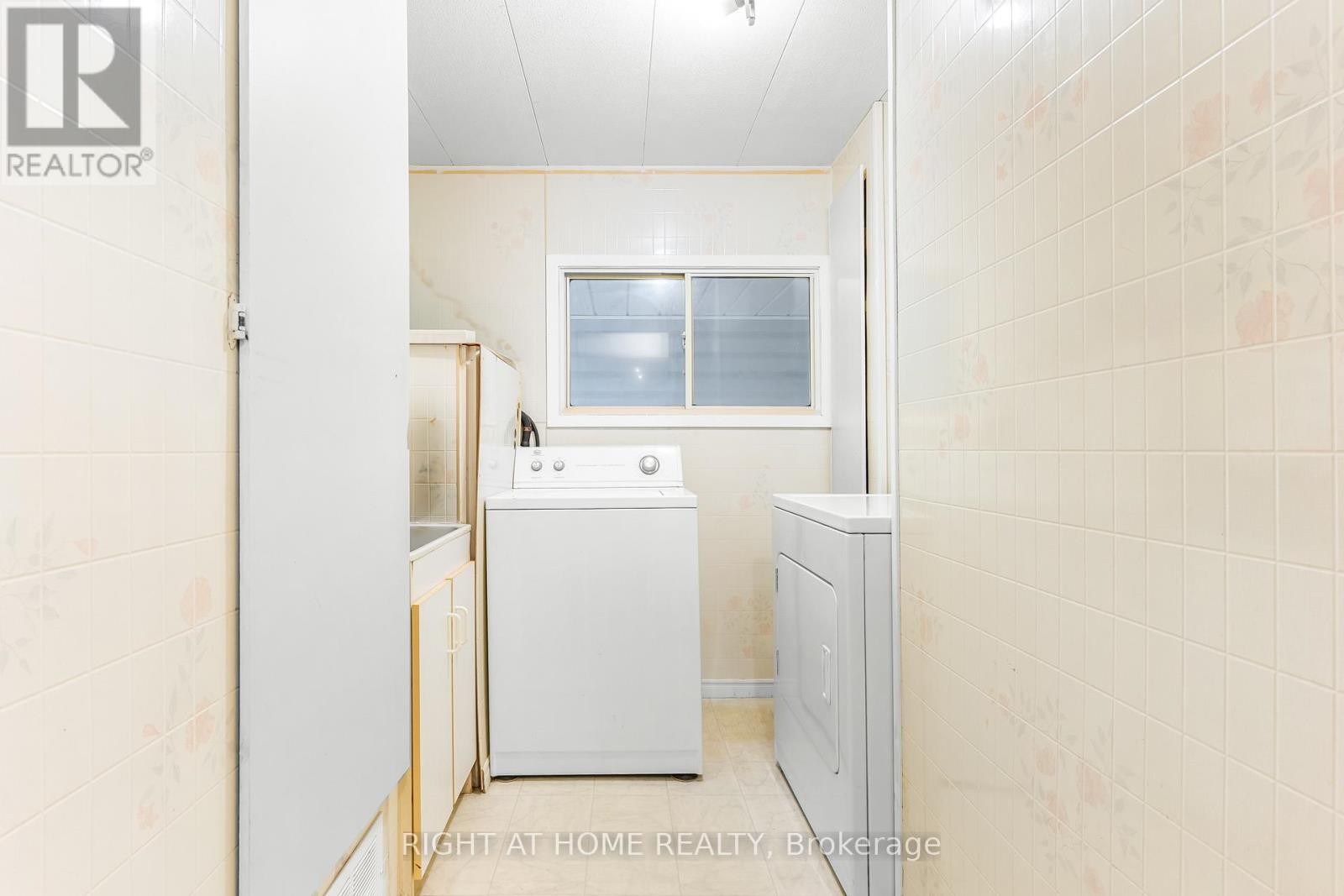 












3 CARRUTHERS STREET S

,
Wasaga Beach,




Ontario
L9Z1K2

