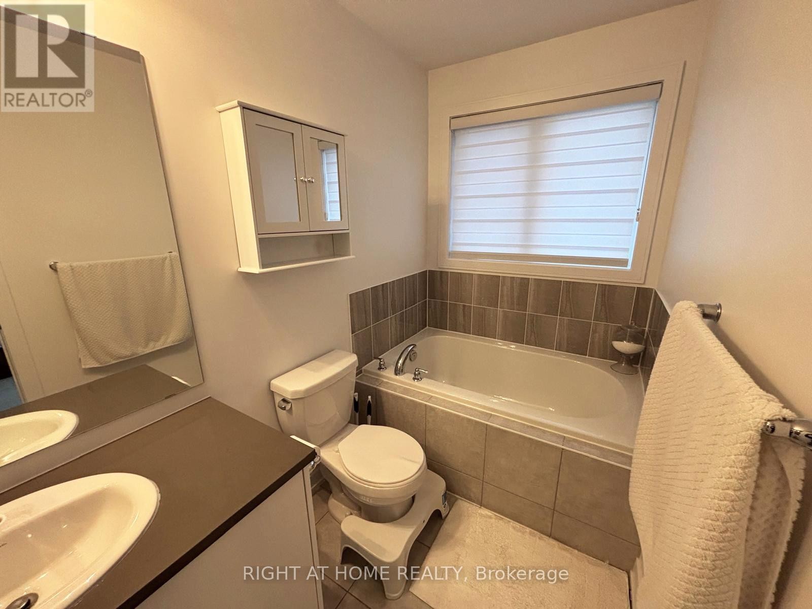 












74 BLUE FOREST CRESCENT

,
Barrie (Innis-Shore),




Ontario
L9J0N4

