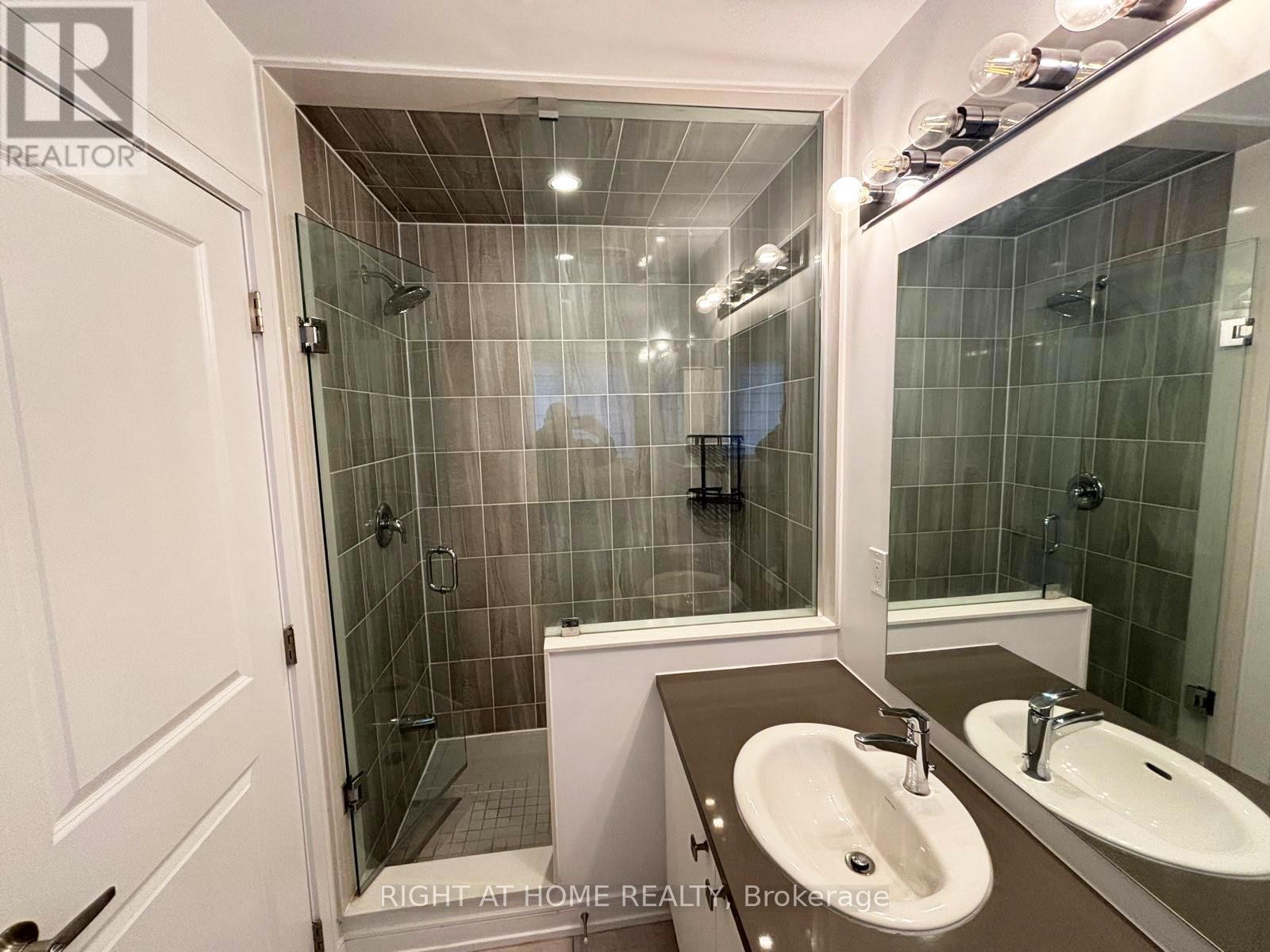 












74 BLUE FOREST CRESCENT

,
Barrie (Innis-Shore),




Ontario
L9J0N4

