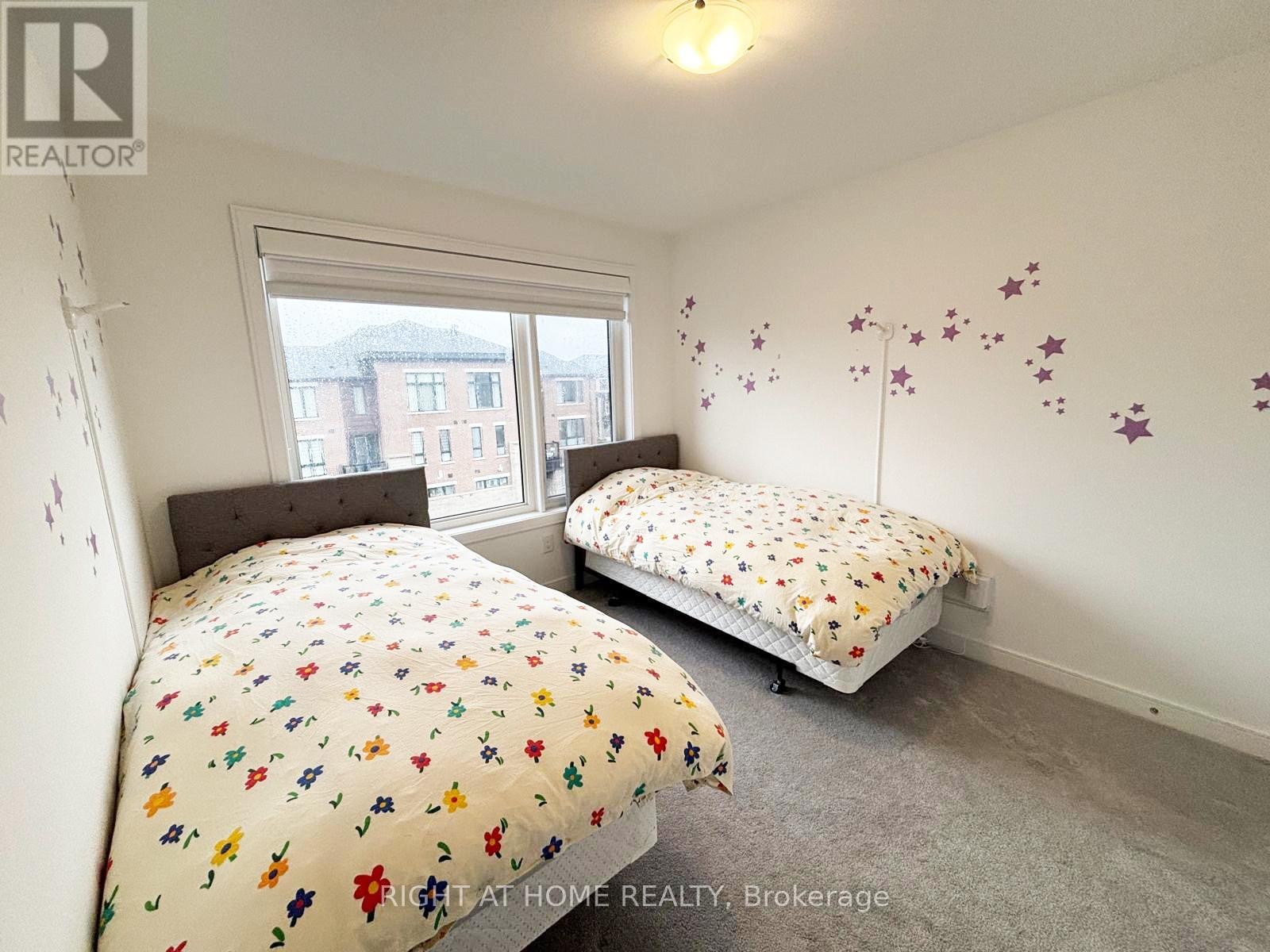 












74 BLUE FOREST CRESCENT

,
Barrie (Innis-Shore),




Ontario
L9J0N4

