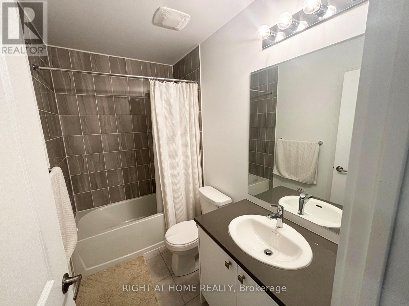 












74 BLUE FOREST CRESCENT

,
Barrie (Innis-Shore),




Ontario
L9J0N4

