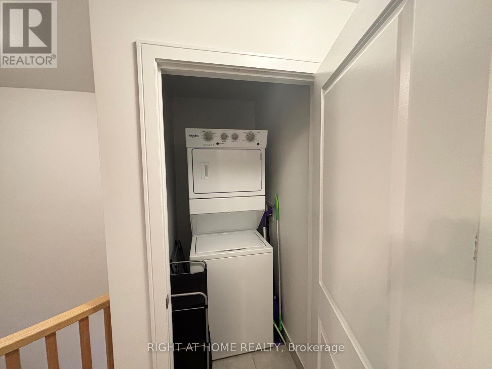 












74 BLUE FOREST CRESCENT

,
Barrie (Innis-Shore),




Ontario
L9J0N4

