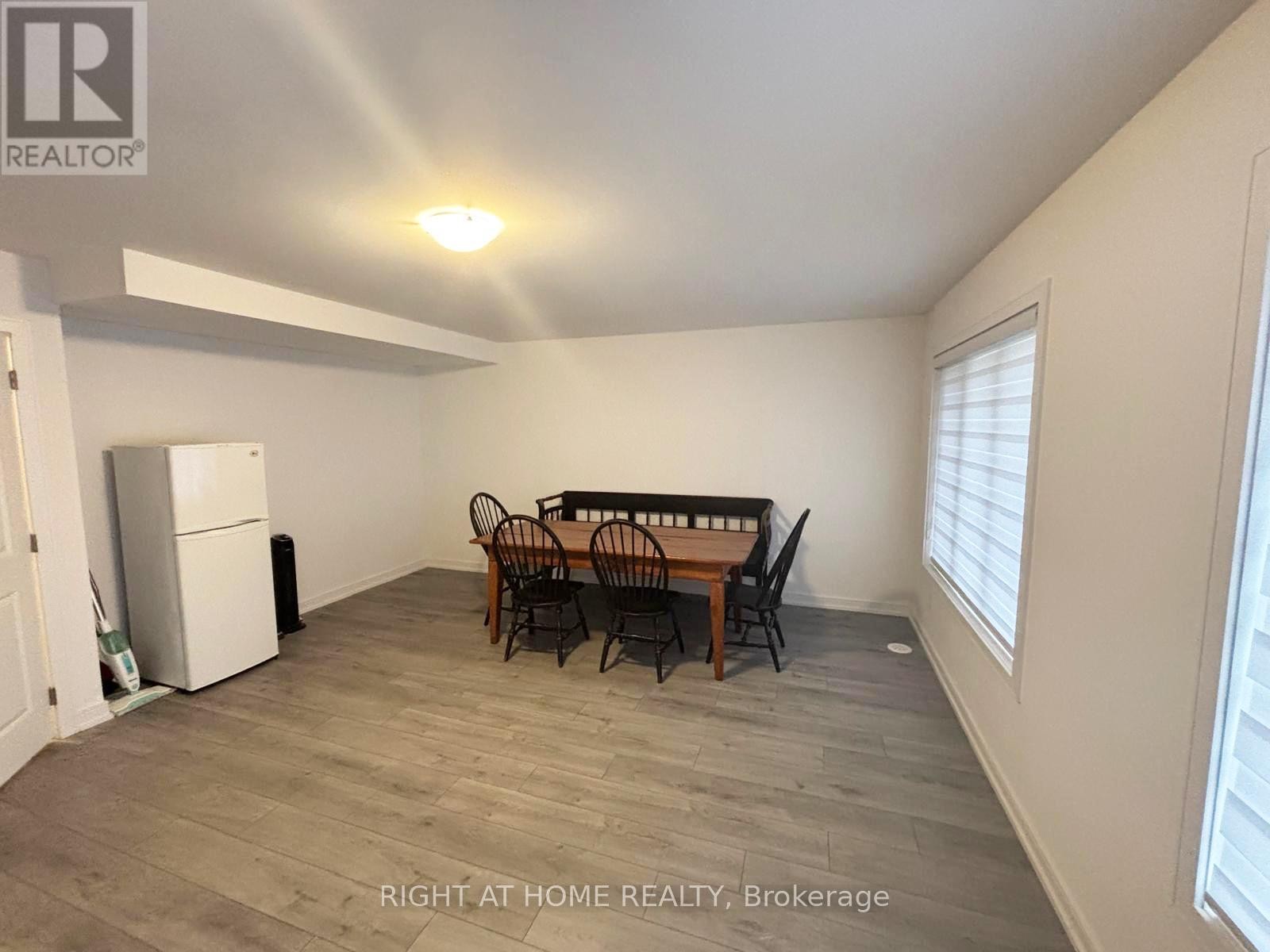 












74 BLUE FOREST CRESCENT

,
Barrie (Innis-Shore),




Ontario
L9J0N4

