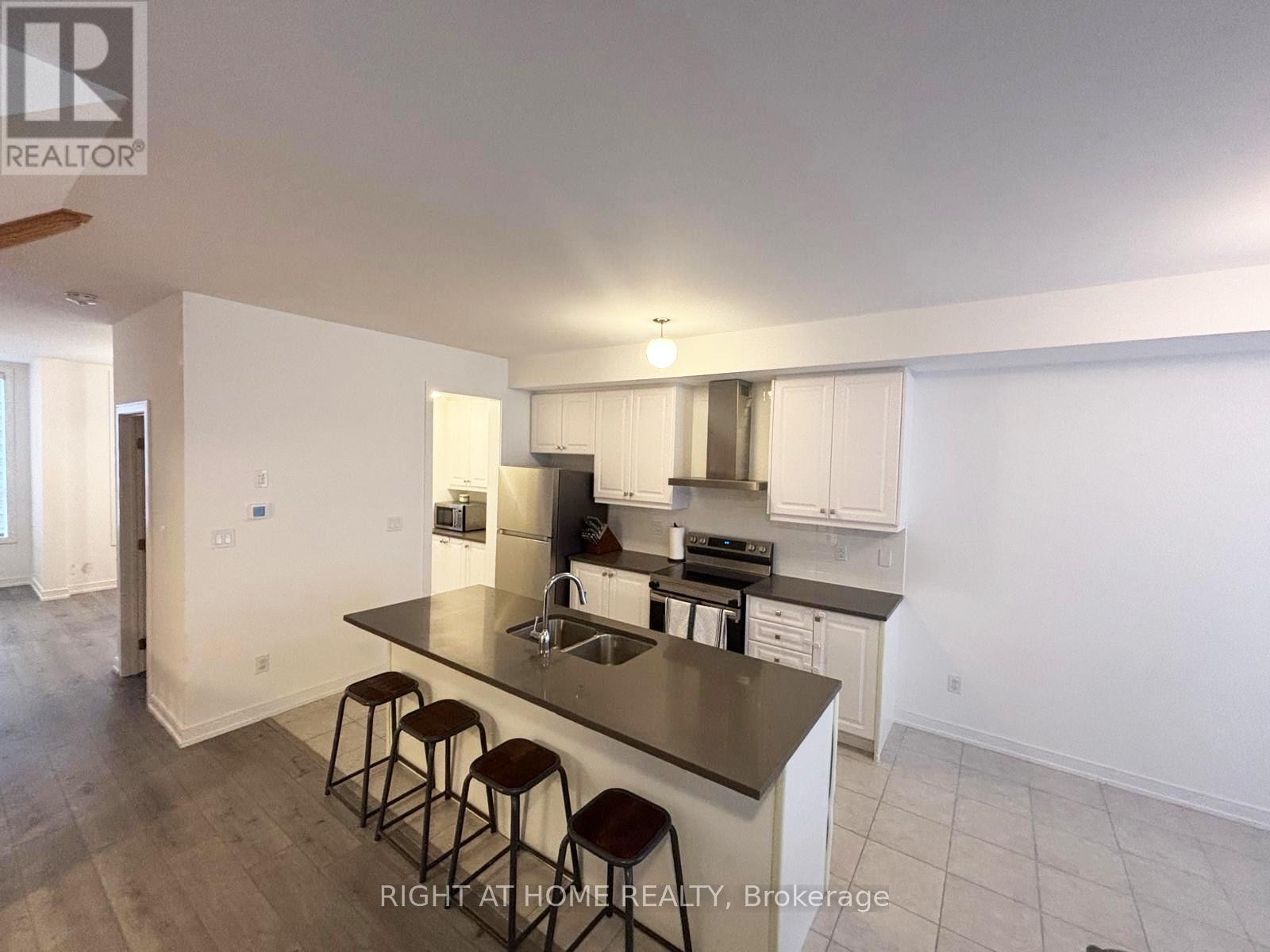 












74 BLUE FOREST CRESCENT

,
Barrie (Innis-Shore),




Ontario
L9J0N4

