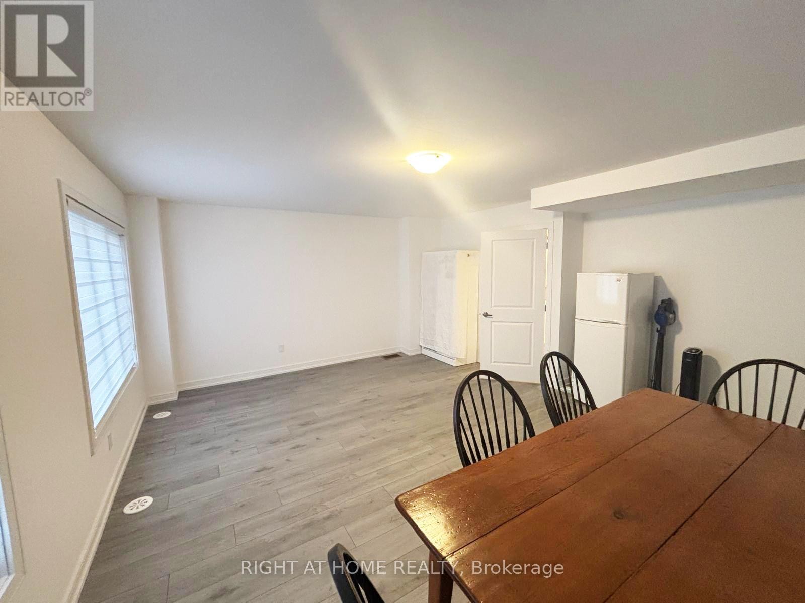 












74 BLUE FOREST CRESCENT

,
Barrie (Innis-Shore),




Ontario
L9J0N4

