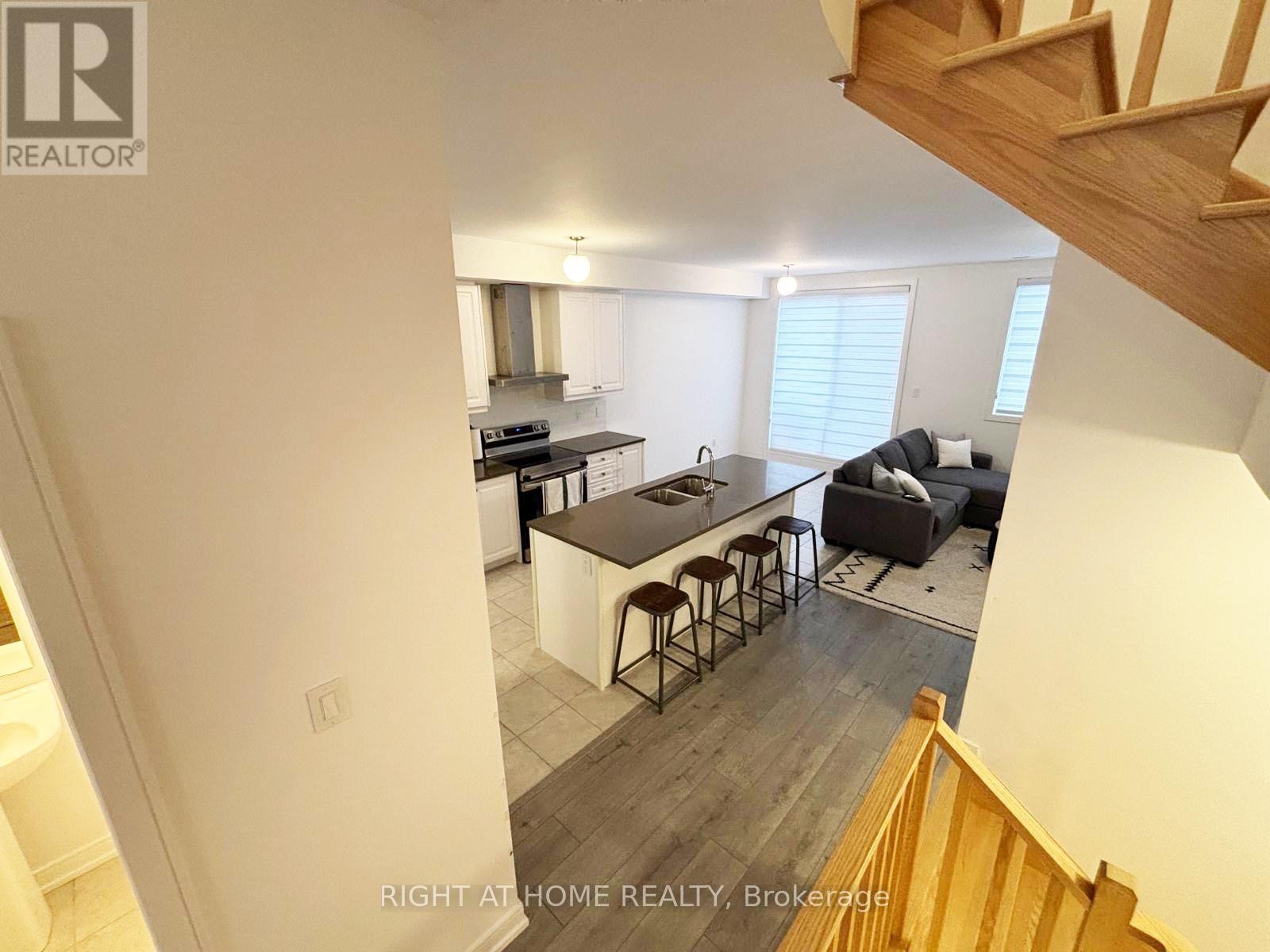 












74 BLUE FOREST CRESCENT

,
Barrie (Innis-Shore),




Ontario
L9J0N4

