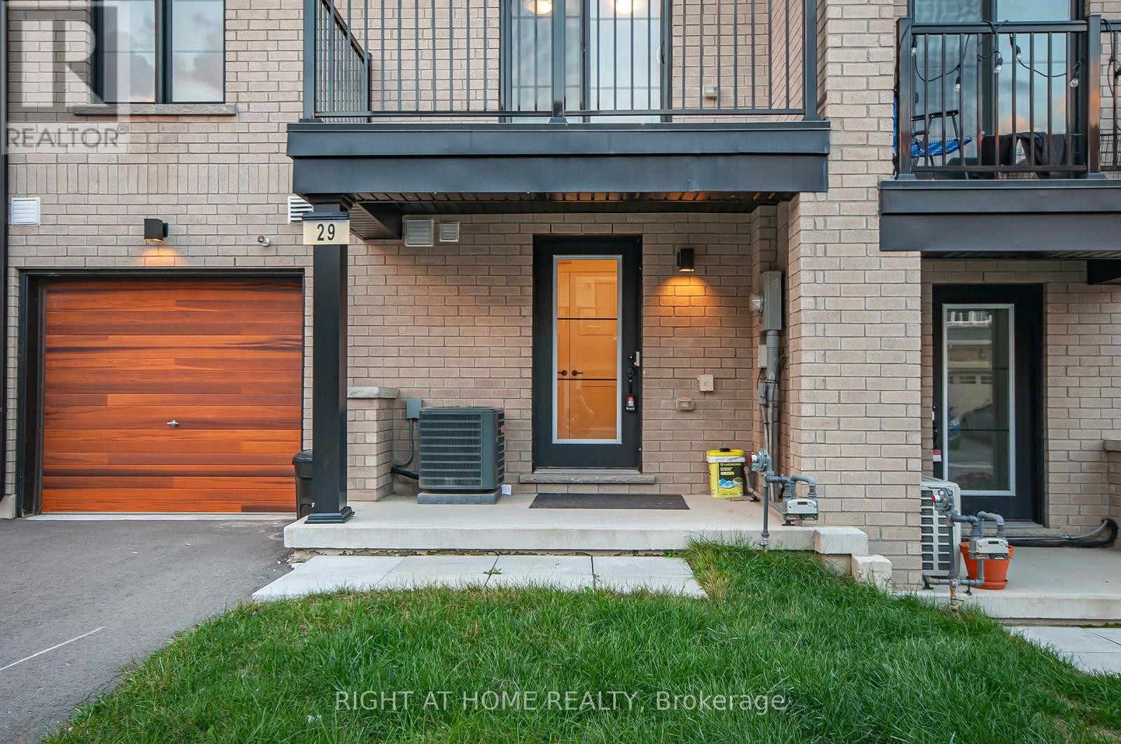 












29 WAGON LANE

,
Barrie,




Ontario
L9J0V4

