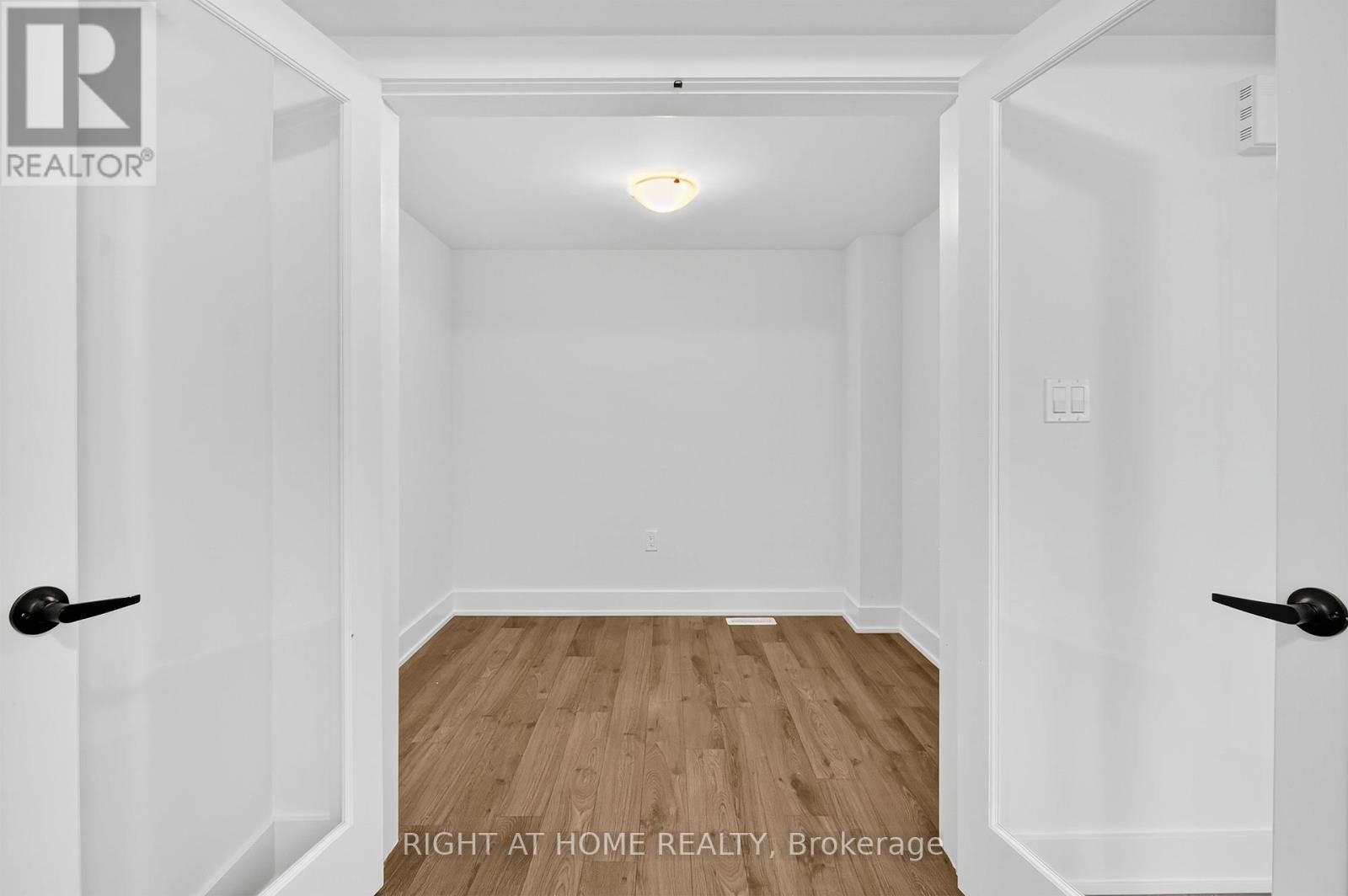 












29 WAGON LANE

,
Barrie,




Ontario
L9J0V4

