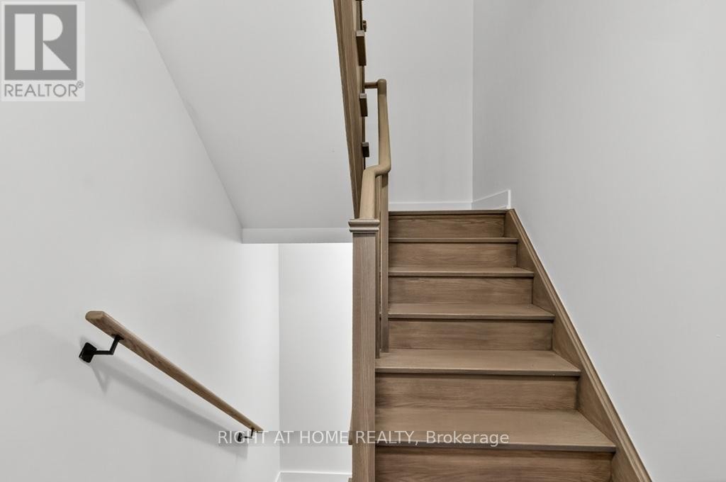 












29 WAGON LANE

,
Barrie,




Ontario
L9J0V4

