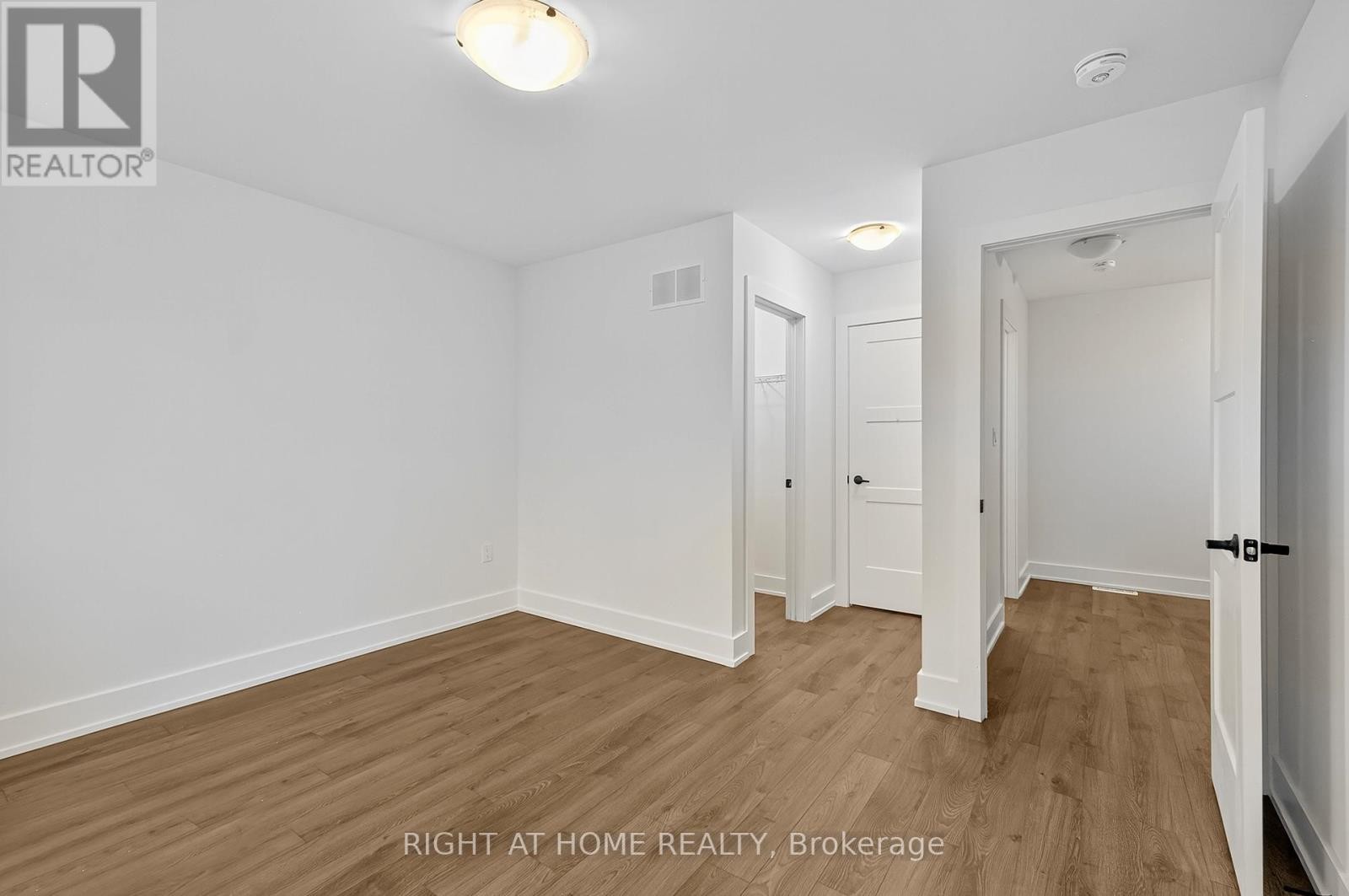 












29 WAGON LANE

,
Barrie,




Ontario
L9J0V4

