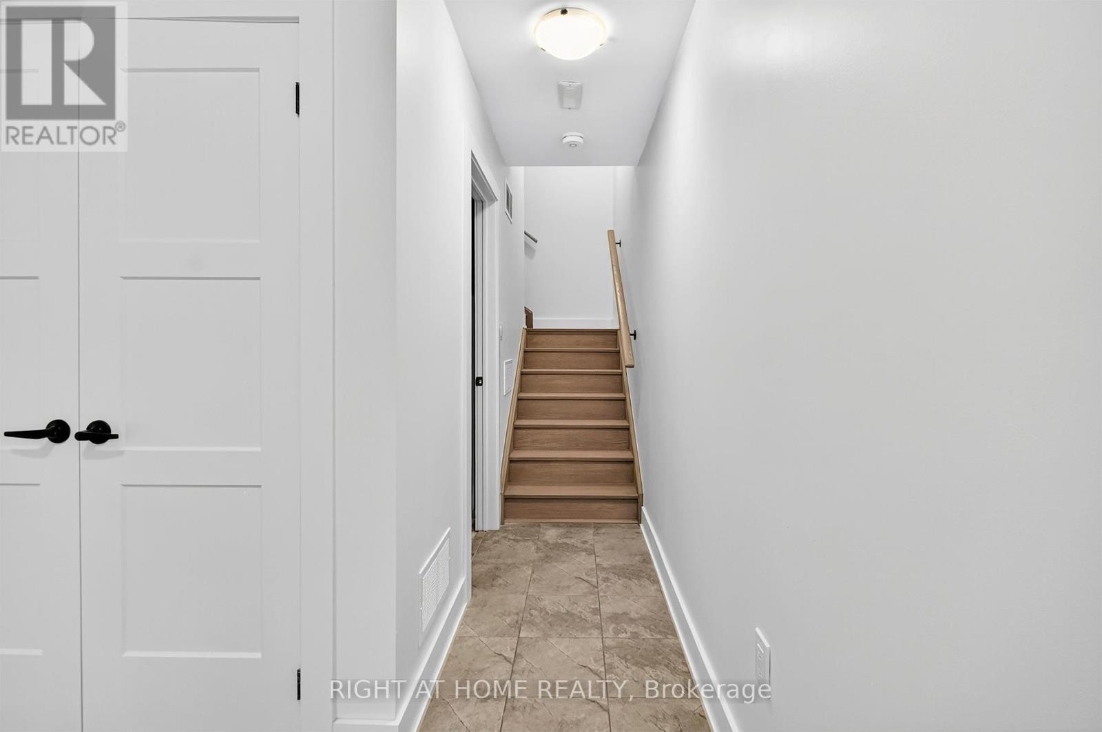 












29 WAGON LANE

,
Barrie,




Ontario
L9J0V4

