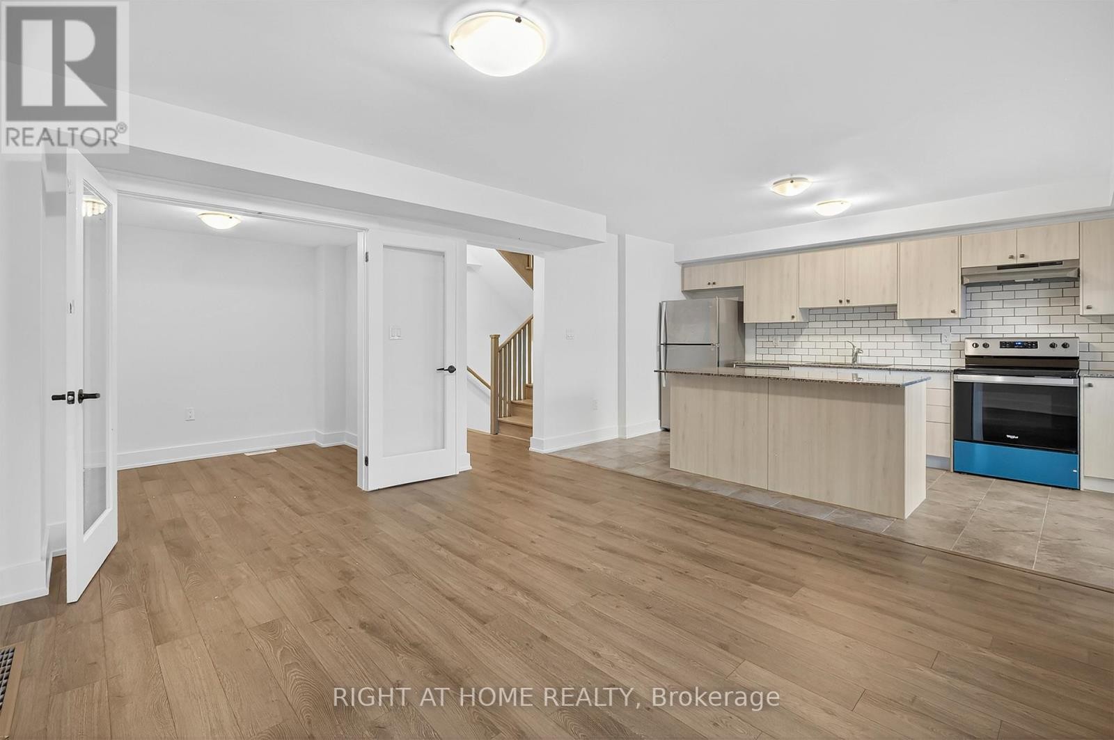 












29 WAGON LANE

,
Barrie,




Ontario
L9J0V4

