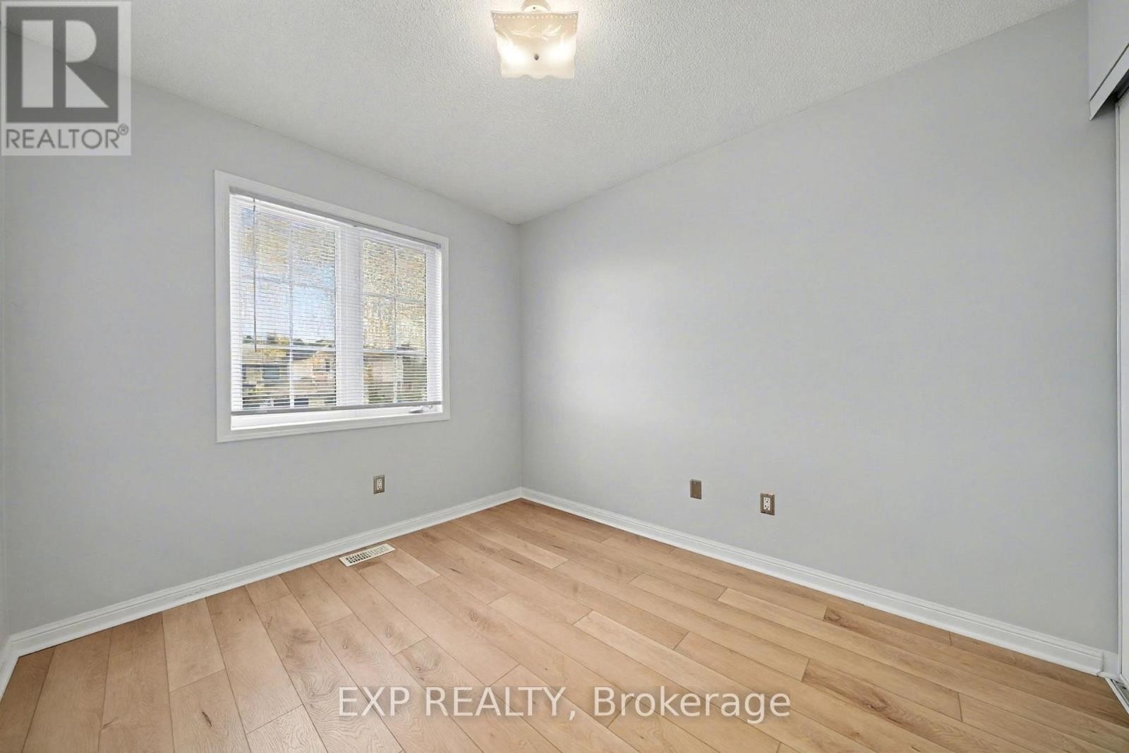 












56 HAWTHORNE CRESCENT

,
Barrie (Ardagh),




Ontario
L4N9Y7

