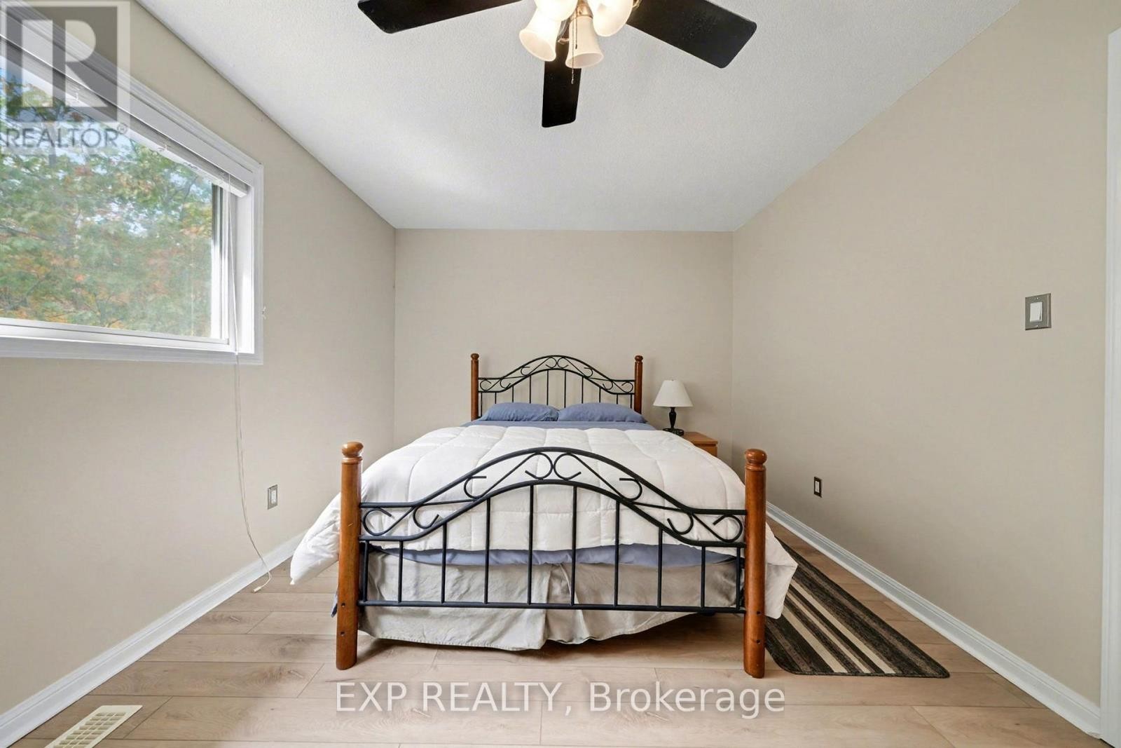 












56 HAWTHORNE CRESCENT

,
Barrie (Ardagh),




Ontario
L4N9Y7

