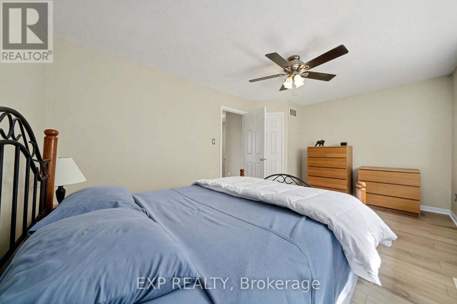 












56 HAWTHORNE CRESCENT

,
Barrie (Ardagh),




Ontario
L4N9Y7

