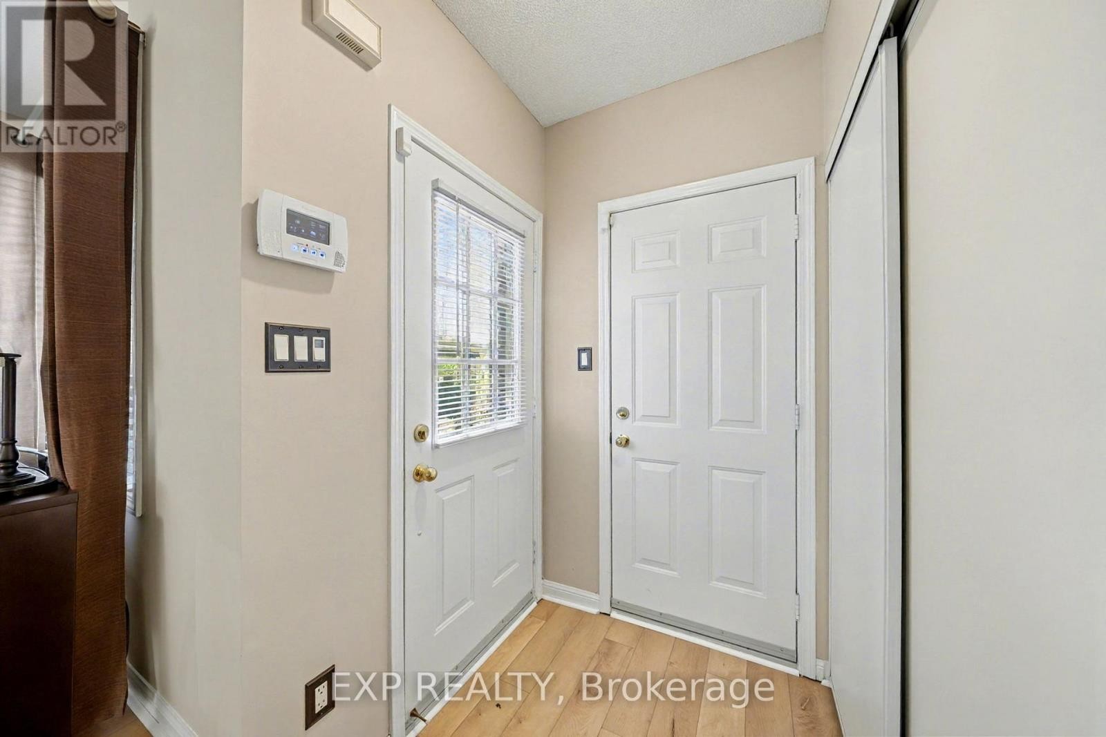 












56 HAWTHORNE CRESCENT

,
Barrie (Ardagh),




Ontario
L4N9Y7

