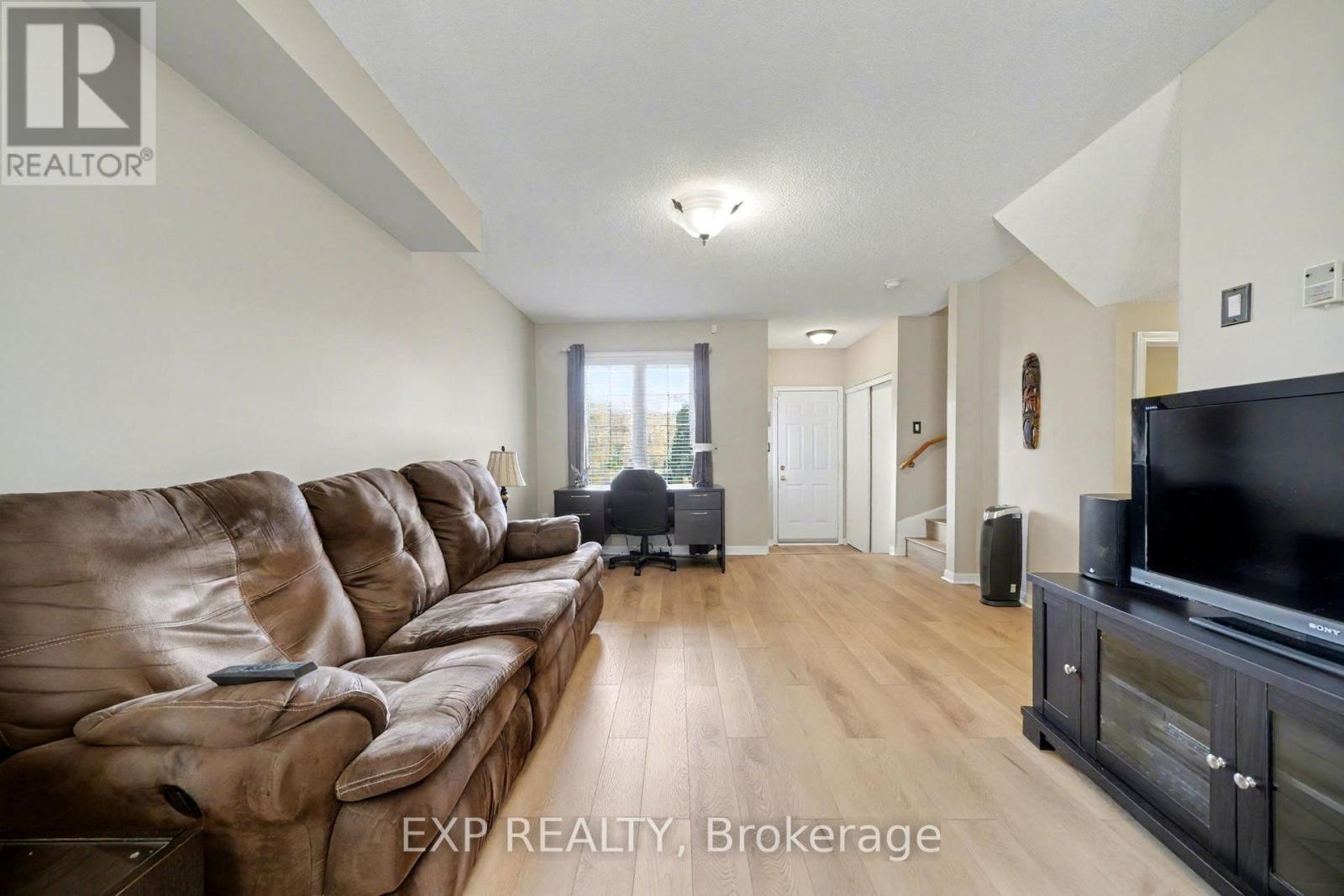 












56 HAWTHORNE CRESCENT

,
Barrie (Ardagh),




Ontario
L4N9Y7

