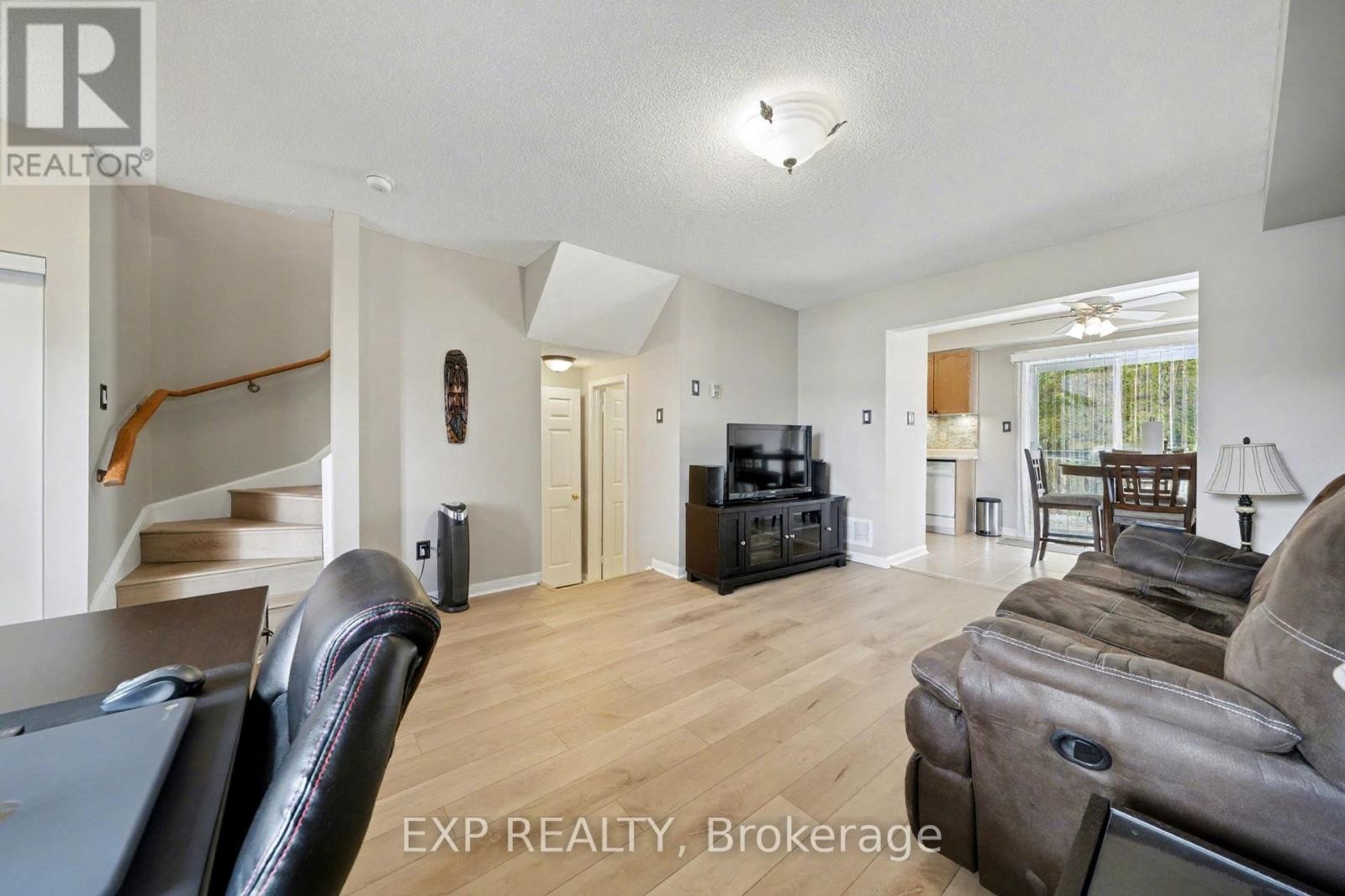 












56 HAWTHORNE CRESCENT

,
Barrie (Ardagh),




Ontario
L4N9Y7

