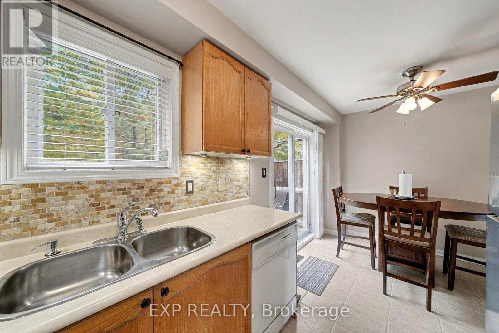 












56 HAWTHORNE CRESCENT

,
Barrie (Ardagh),




Ontario
L4N9Y7

