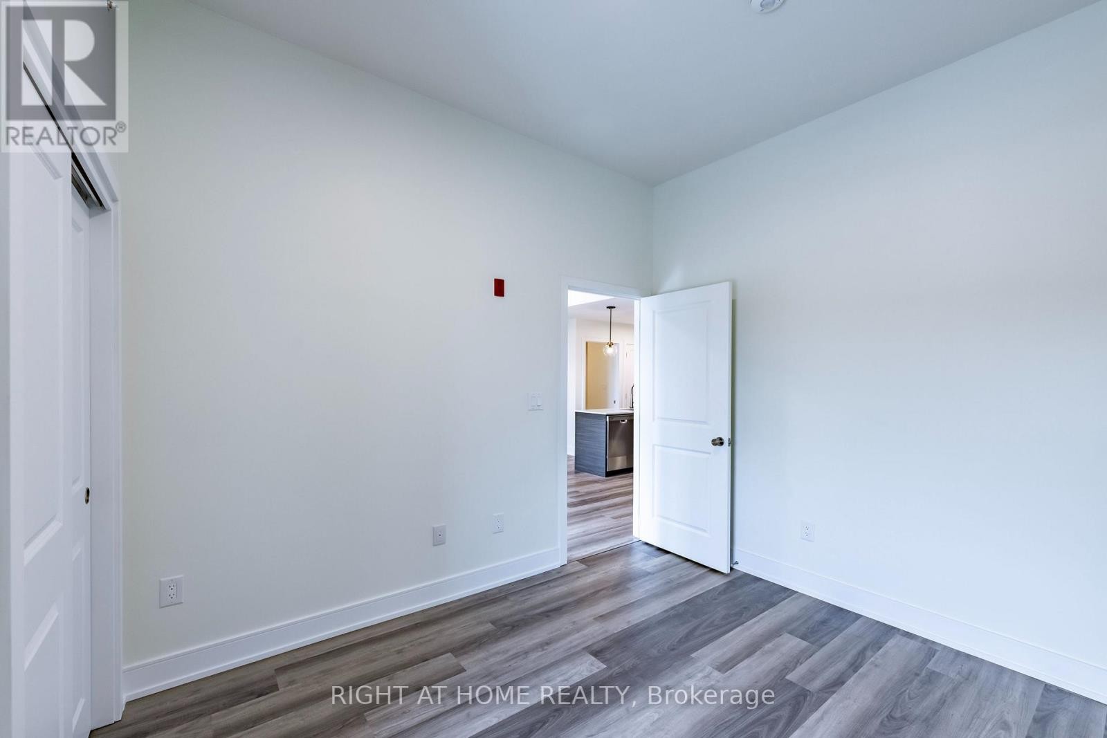 












321 - 121 MARY STREET

,
Clearview (Creemore),




Ontario
L0M1G0

