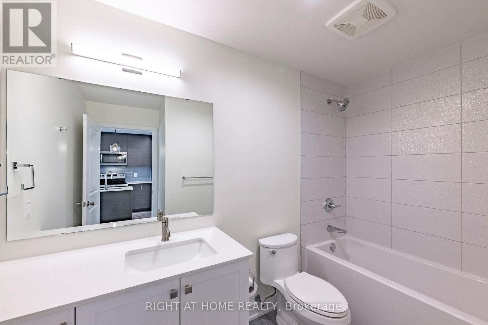 












321 - 121 MARY STREET

,
Clearview (Creemore),




Ontario
L0M1G0

