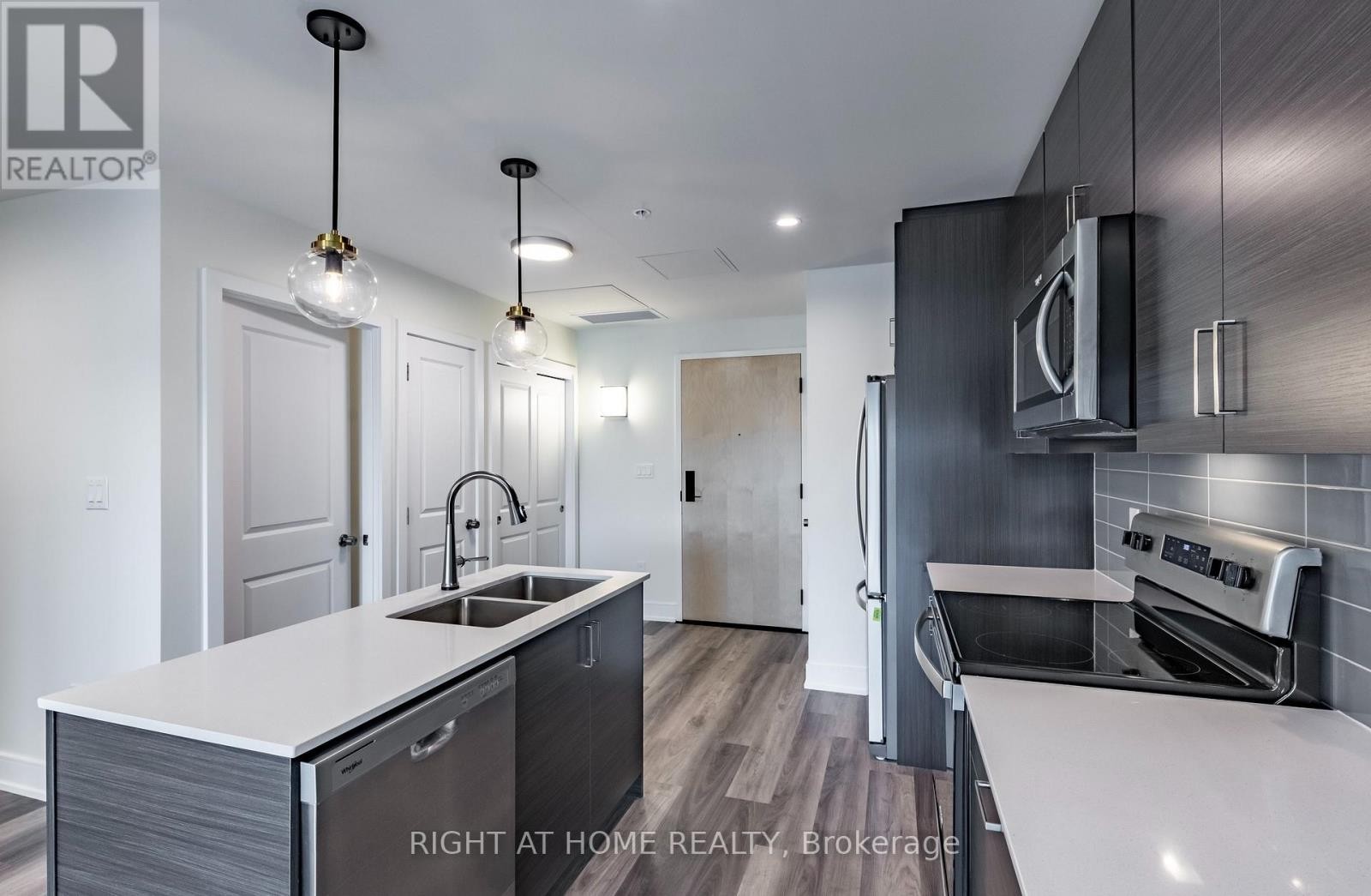 












321 - 121 MARY STREET

,
Clearview (Creemore),




Ontario
L0M1G0

