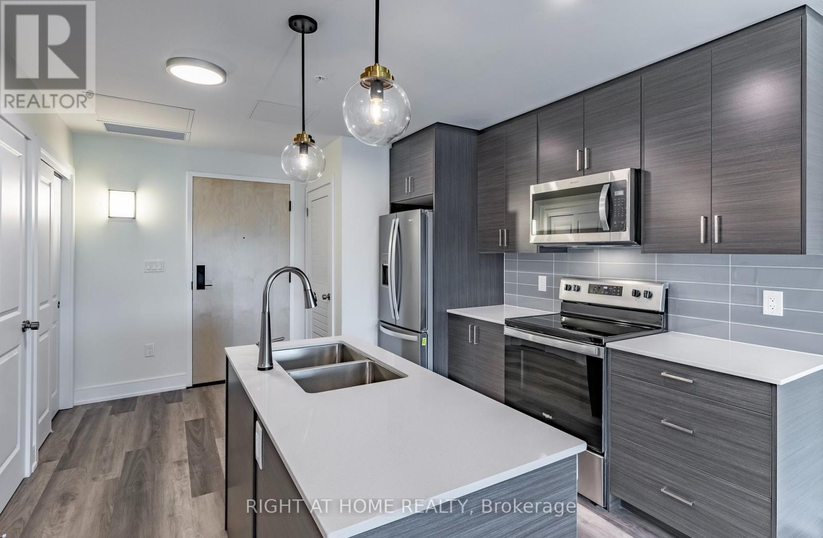 












321 - 121 MARY STREET

,
Clearview (Creemore),




Ontario
L0M1G0

