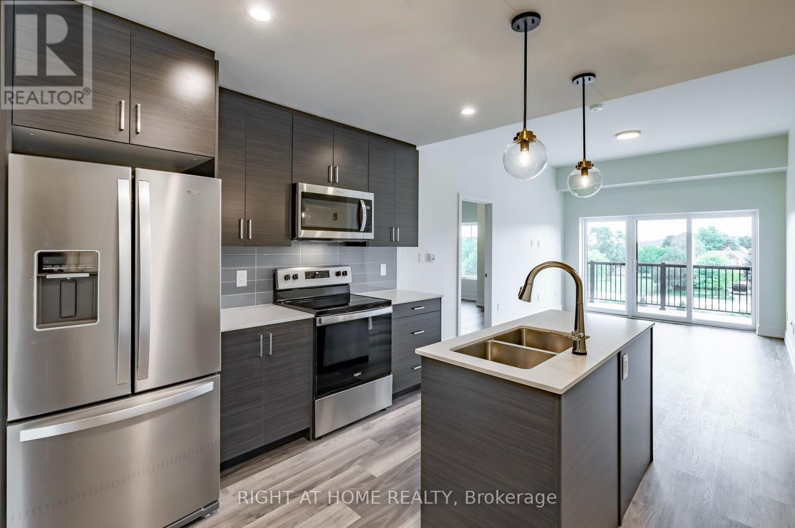 












321 - 121 MARY STREET

,
Clearview (Creemore),




Ontario
L0M1G0

