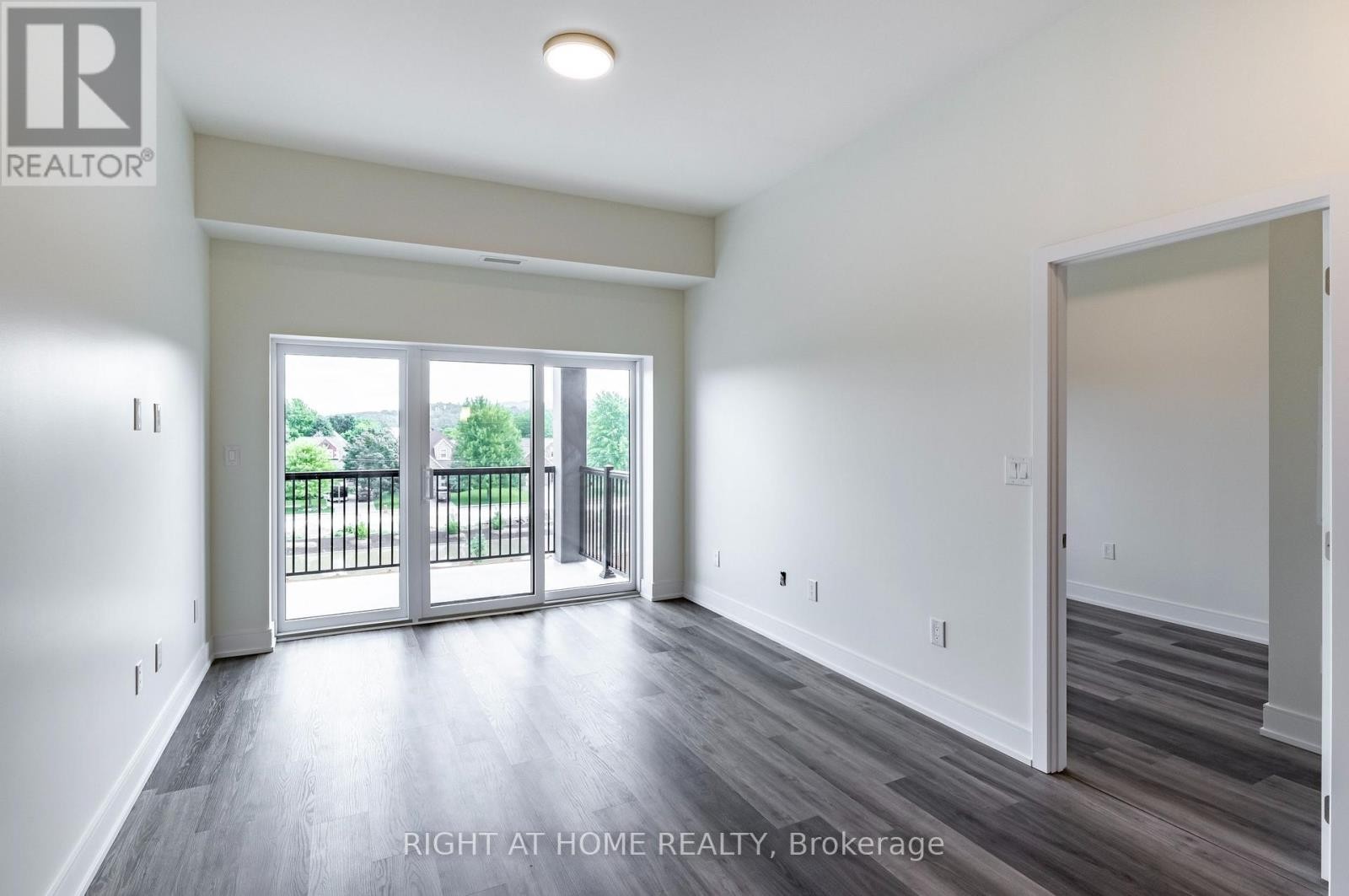 












321 - 121 MARY STREET

,
Clearview (Creemore),




Ontario
L0M1G0

