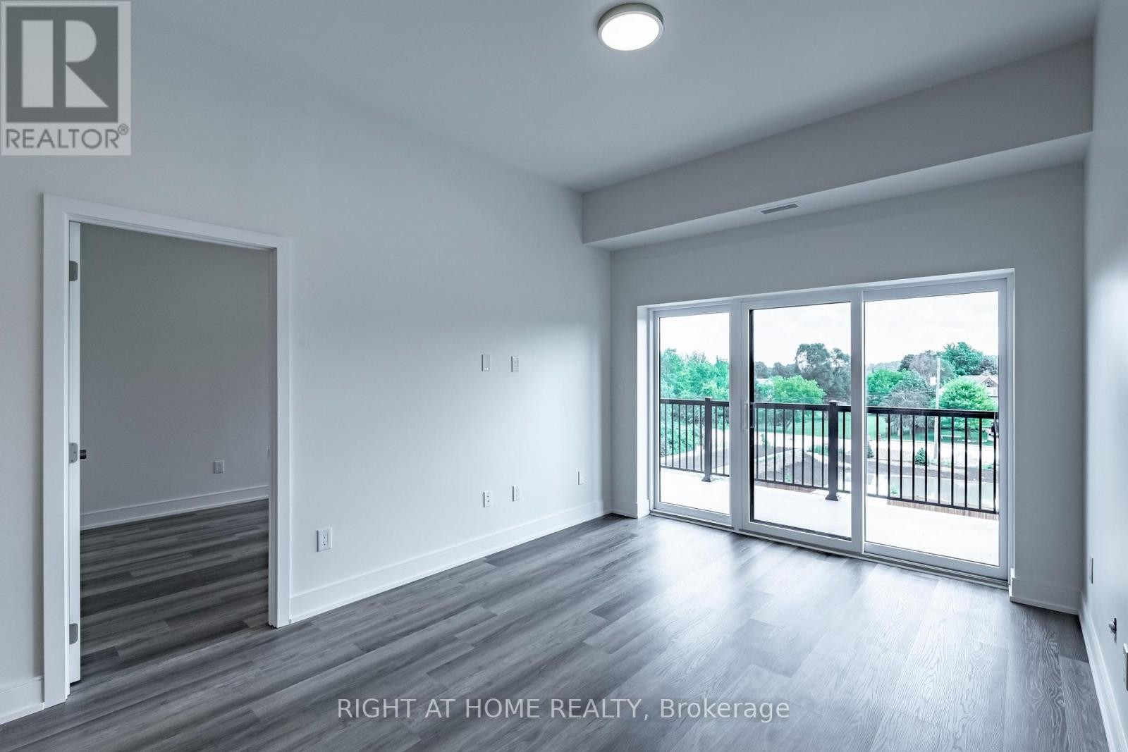 












321 - 121 MARY STREET

,
Clearview (Creemore),




Ontario
L0M1G0

