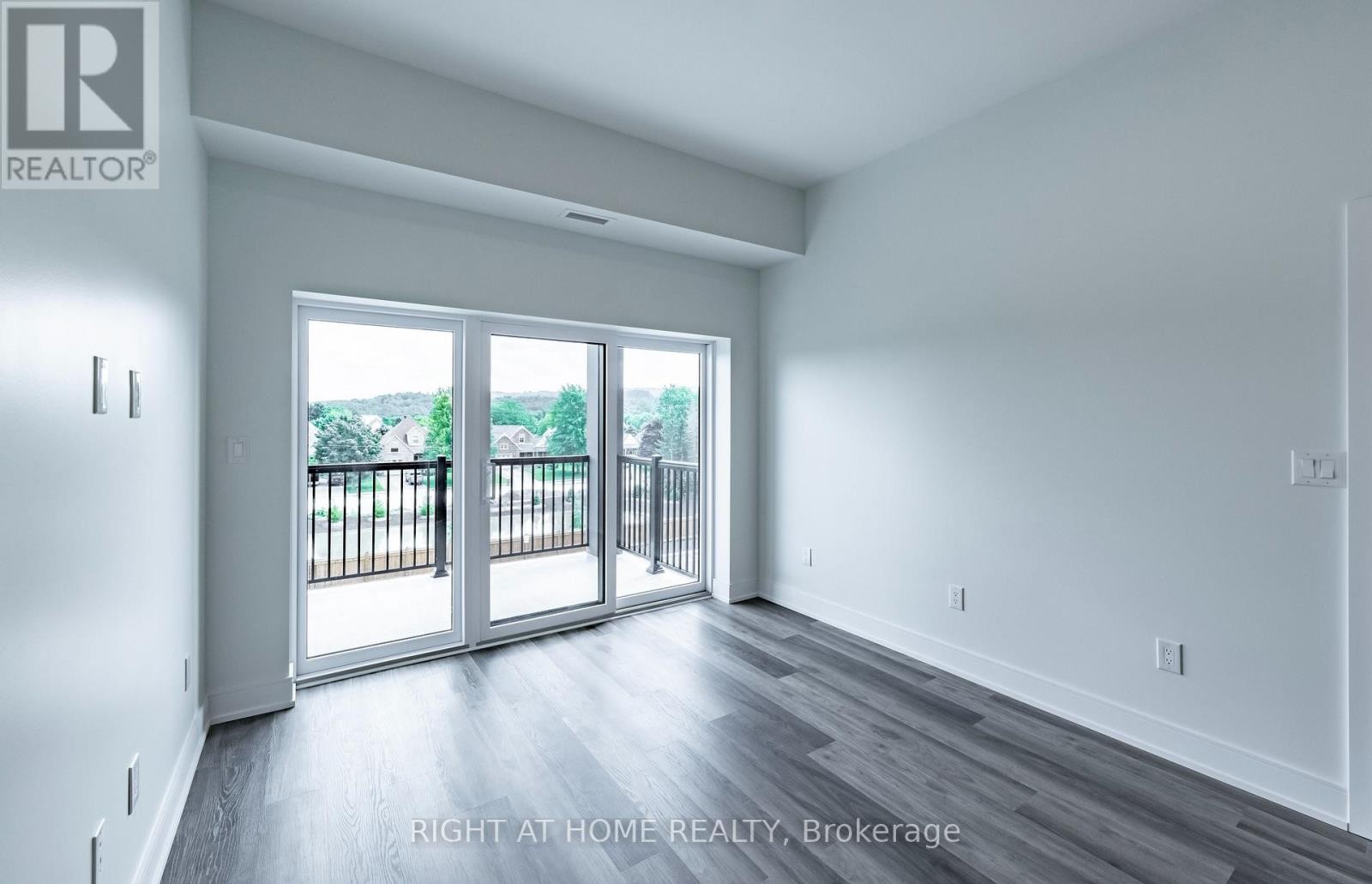 












321 - 121 MARY STREET

,
Clearview (Creemore),




Ontario
L0M1G0

