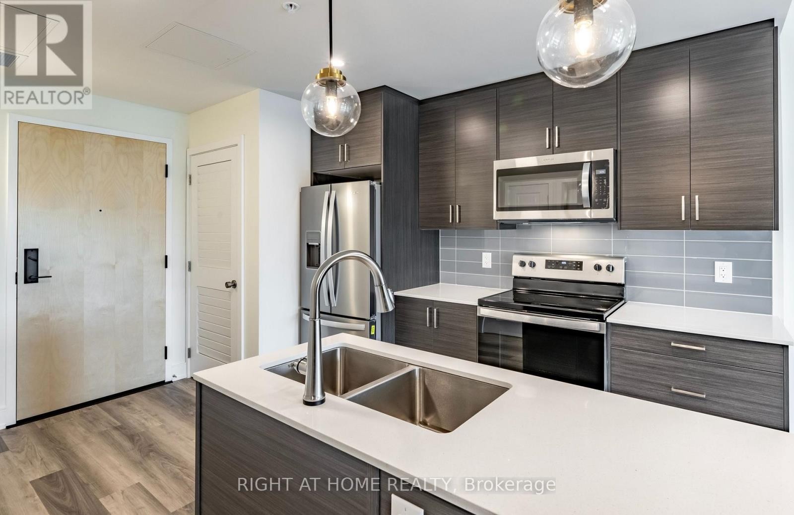 












321 - 121 MARY STREET

,
Clearview (Creemore),




Ontario
L0M1G0

